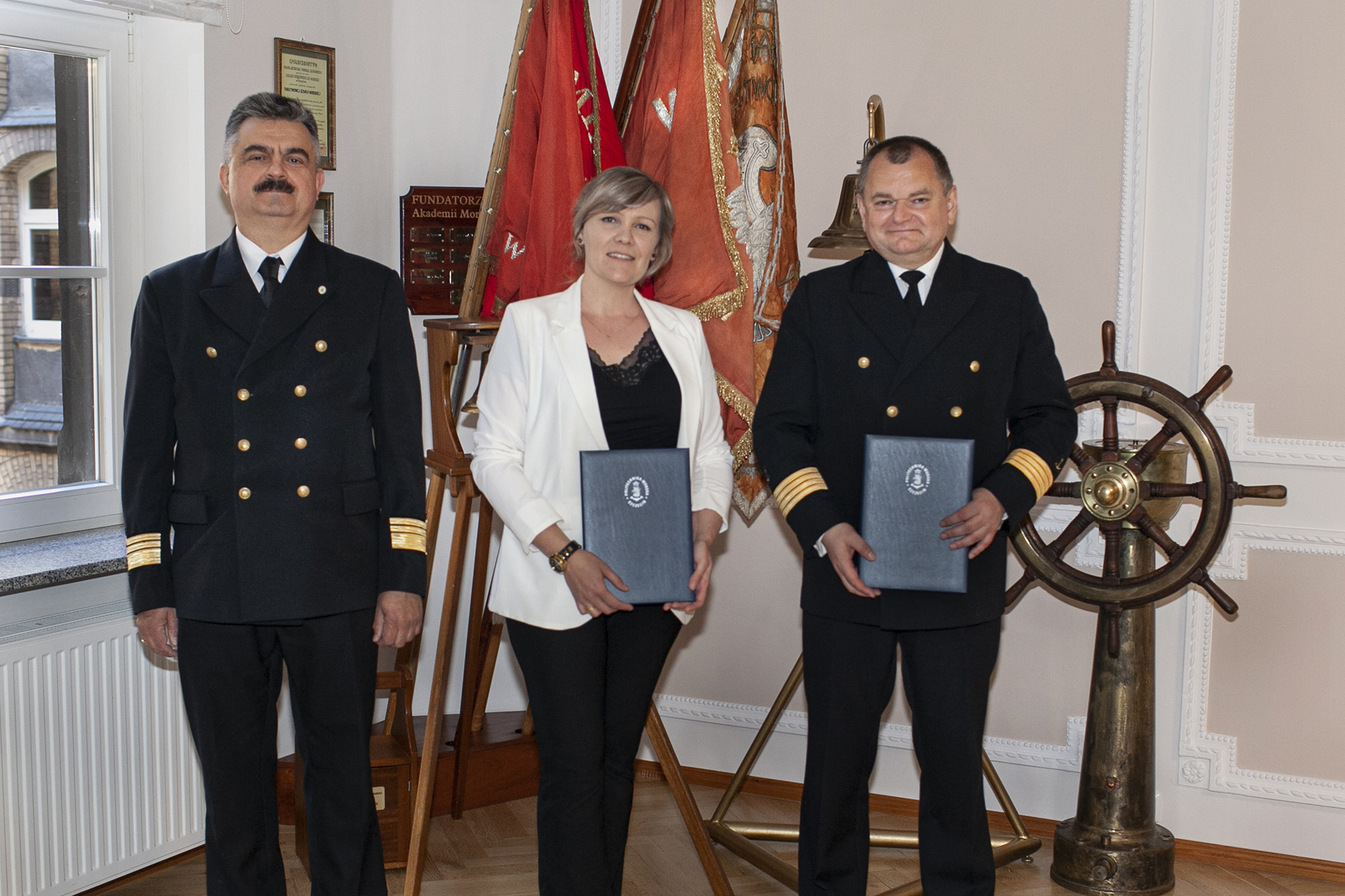 Dziekan Wydz. Mechanicznego PM Jaromir Mysłowski, Kierownik Akademii Global Wind Service Aleksandra Gajewska-Niemyt i JM Rektor PM Wojciech Ślączka z podpisanym porozumieniem o współpracy