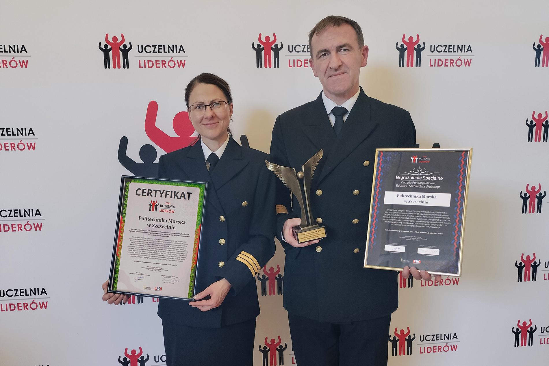 Dyrektor Działu Promocji PM Anna Zengota oraz Prorektor ds. innowacji i rozwoju PM Janusz Uriasz pozują z dyplomami oraz statuetką "Uczelnia Liderów" 2023