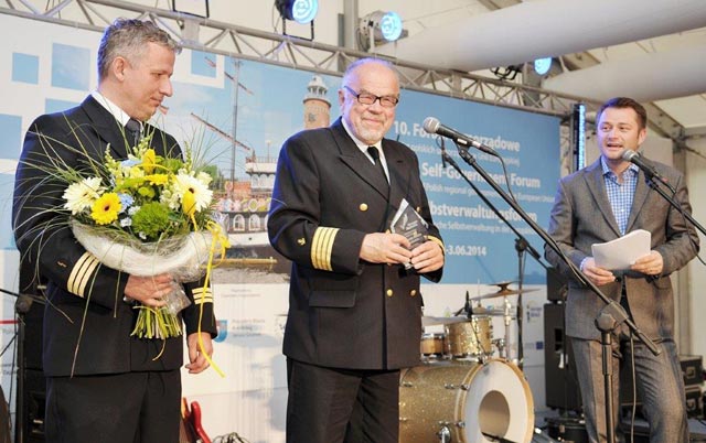 Rektor Akademii Morskiej w Szczecinie prof. dr hab. inż. kpt. ż.w. Stanisław Gucma odbiera nagrodę Lidera kooperacji nauki i biznesu , fot. Urząd Marszałkowski Województwa Zachodniopomorskiego