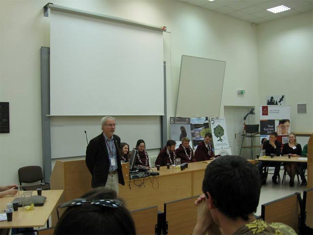 Prof. Lars Ryden z Uppsala University w trakcie debaty studenckiej.