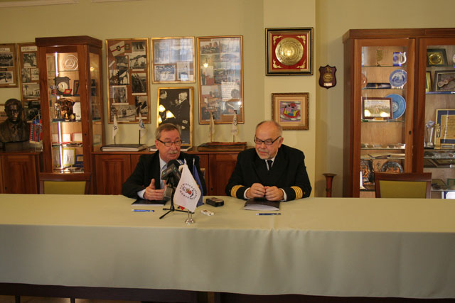 Podpisywanie umowy - rektor Akademii Morskiej w Szczecinie – prof. dr hab. inż. kpt. ż.w. Stanisław Gucma oraz dyrektor Szczecin-Pilot sp. z o.o. – kpt. ż.w. Janusz Majewski. (Fot. A. Soboń)