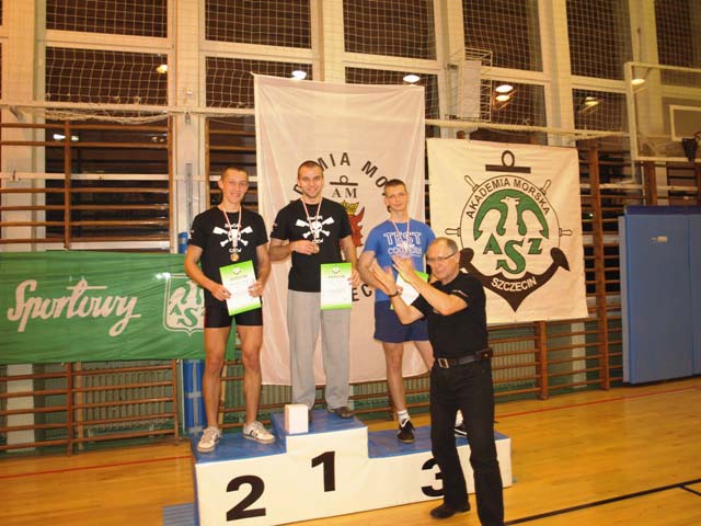 Uczestnicy Mistrzostw Akademii Morskiej w Ergometrze Wioślarskim 2012 - zdjęcie grupowe na podium