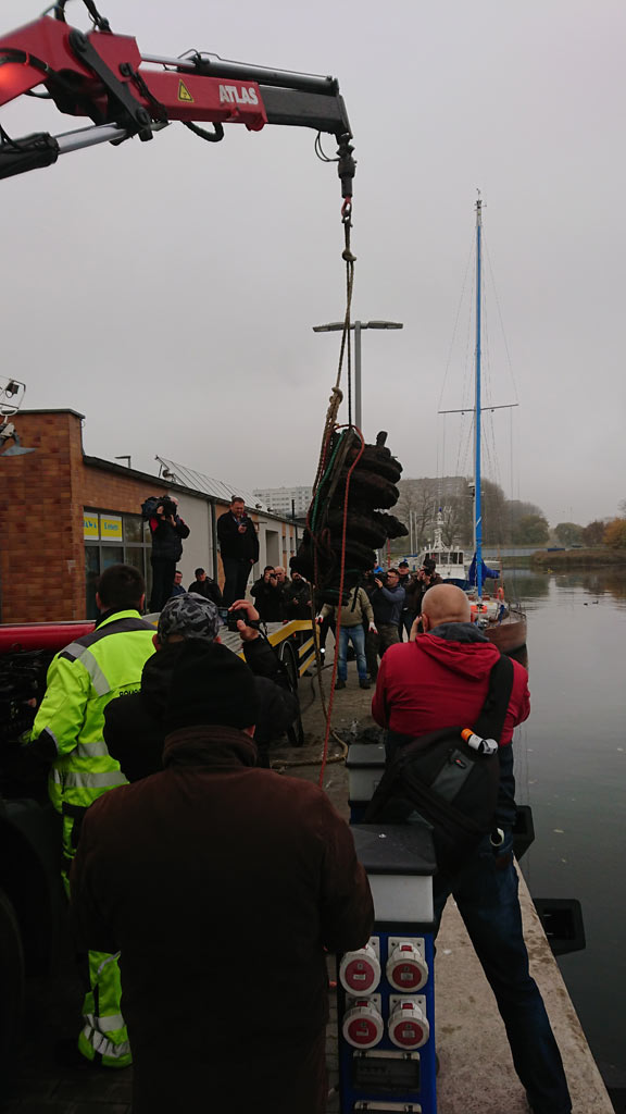 Anti-aircraft gun is being lifted ashore from the water, photo: Artur Nahajowski