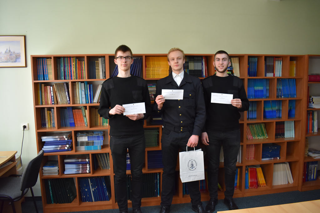 3 quiz participants with their prizes