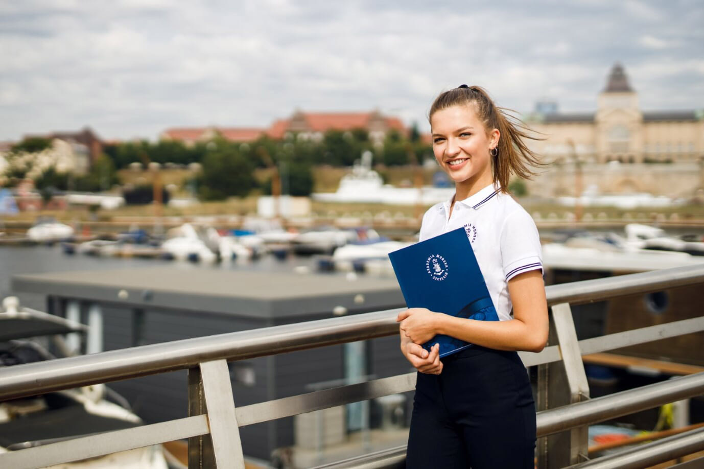 Studentka Akademii Morskiej w Szczecinie na tle Akademii