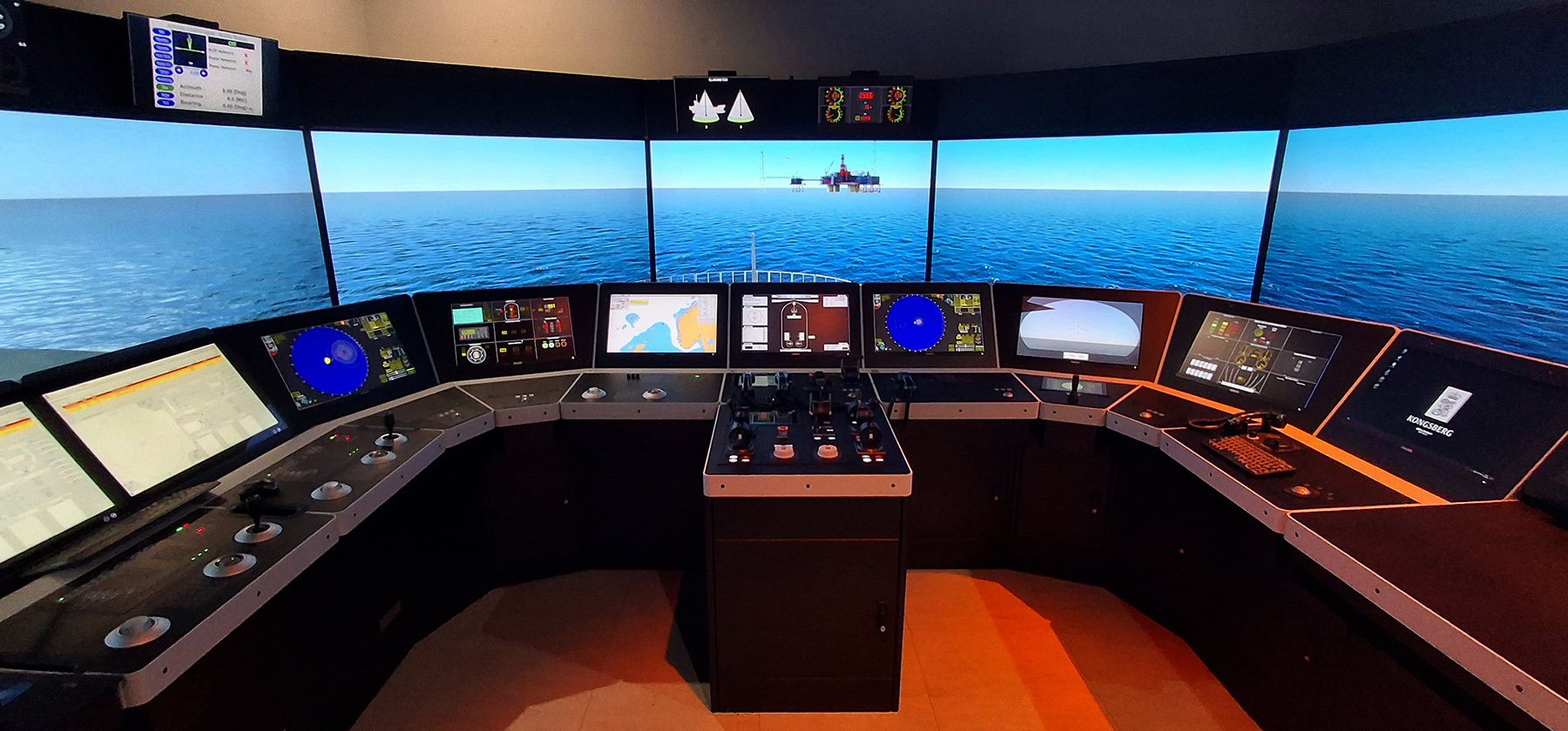 najnowocześniejszy w Polsce symulator mostka nawigacyjnego firmy Kongsberg w Akademickim Centrum Symulatorów Politechniki Morskiej w Szczecinie.