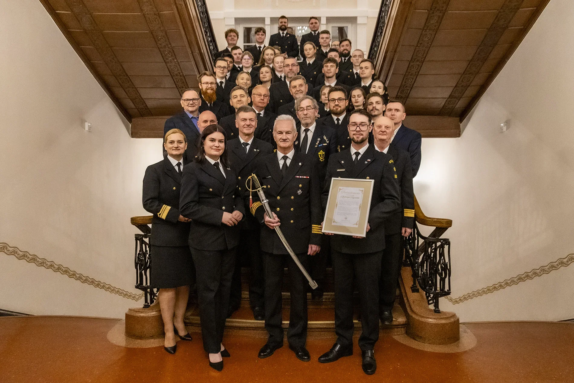 Goście uroczystości uhonorowania wieloletniego Dowódcy Kompanii Honorowej PM - zdjęcie grupowe