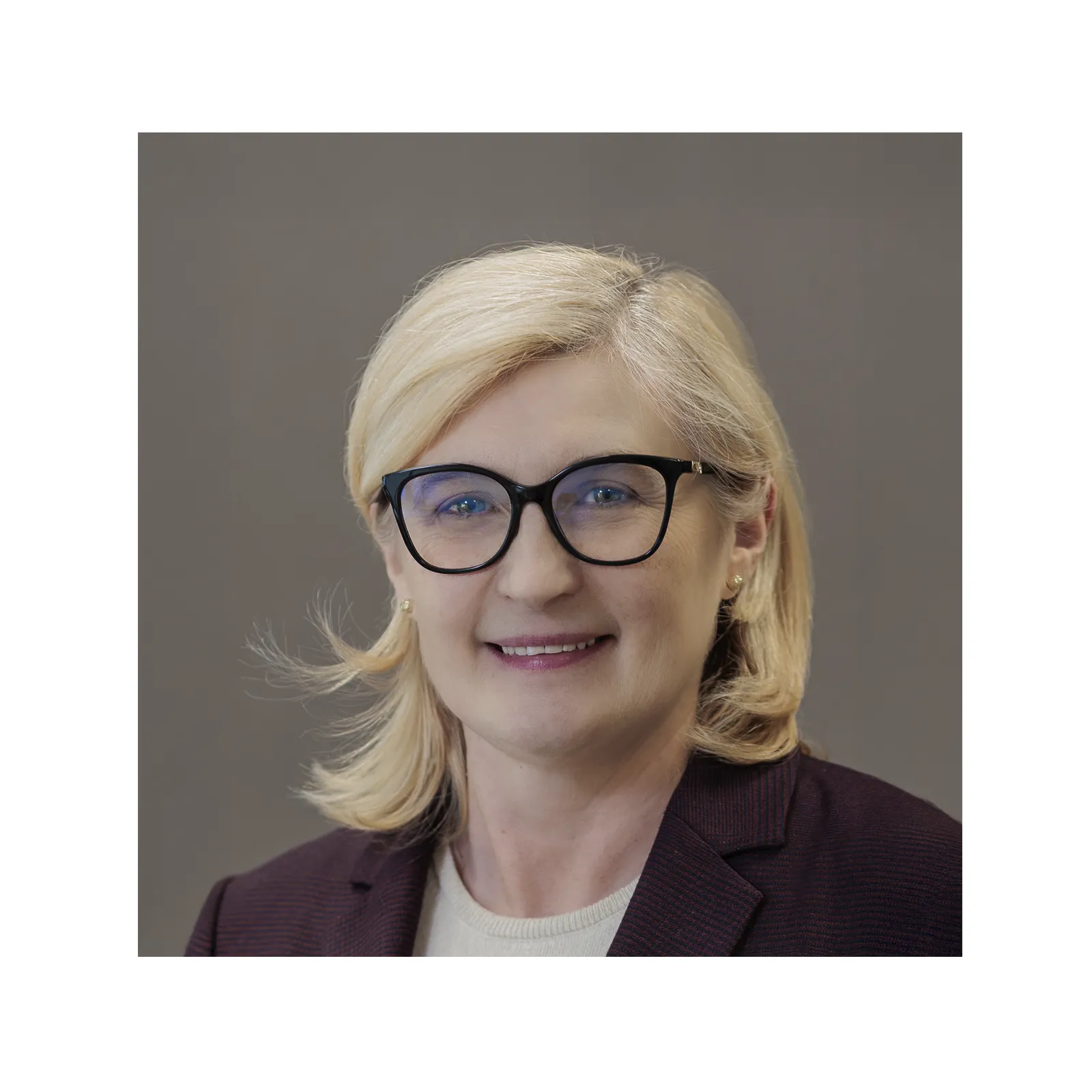 Absolwentka Akademii Rolniczej w Szczecinie (magisterium, 1996 r., a doktorat 2000 r.). Stopień doktora habilitowanego w dyscyplinie inżynieria i ochrona środowiska uzyskała w 2010 r. na Uniwersytecie Warmińsko-Mazurskim w Olsztynie.Od roku 2015 pełni funkcję kierownika Katedry Inżynierii Środowiska na Wydziale Budownictwa i Inżynierii Środowiska Zachodniopomorskiego Uniwersytetu Technologicznego w Szczecinie. W latach 2018 – 2020 pełniła funkcję prodziekana ds. nauki i rozwoju, a od roku 2020 pełni funkcję dziekana WBiIŚ ZUT. Jest autorką lub współautorką ponad 120 publikacji naukowych, 2 zgłoszeń patentowych i 3 patentów. Kierownik projektu lub wykonawca w 12 projektach badawczych finansowanych ze źródeł zewnętrznych. Była promotorem dwóch rozpraw doktorskich.  Jest członkiem Sekcji Inżynierii Sanitarnej Komitetu Inżynierii Lądowej i Wodnej PAN. Członek Zespołu doradczego przy Ministerstwie Nauki do oceny wniosków i raportów w ramach programu „Doktorat wdrożeniowy”. W sierpniu 2022 roku weszła w skład utworzonej przez ZUT grupy naukowo-eksperckiej do spraw Odry. W ramach swoich badań zajmuje się badaniami dotyczącymi określenia wykorzystania ciepła odpadowego ze ścieków, badaniem wartości opałowej osadów ściekowych, zagospodarowywanych jako alternatywne źródło energii, technologią oczyszczania ścieków komunalnych i przemysłowych oraz gospodarką odpadami komunalnymi i przemysłowymi.