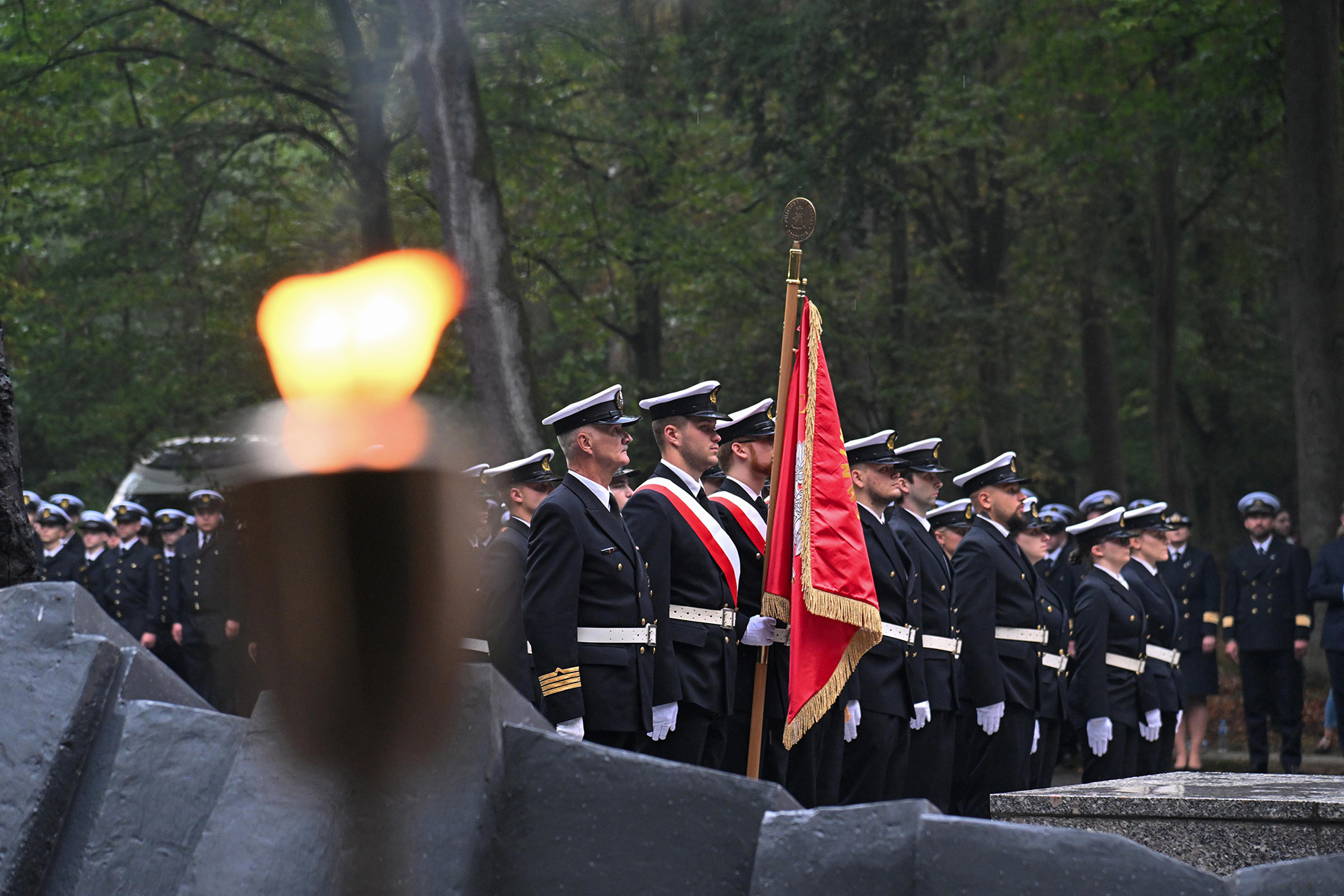 Kompania Honorowa Politechniki Morskiej pełni straż przy pomniku Tym, którzy nie powrócili z morza