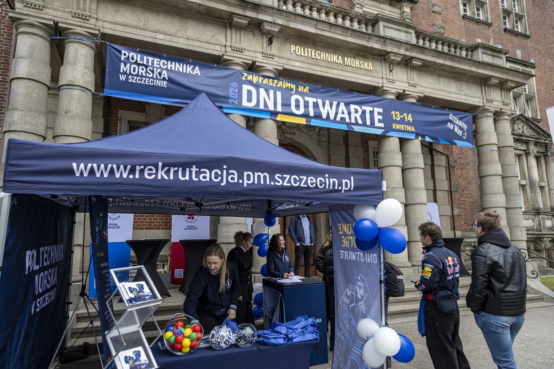 Namiot Działu Promocji przed wejściem na uczelnię podczas Dni Otwartych PM 