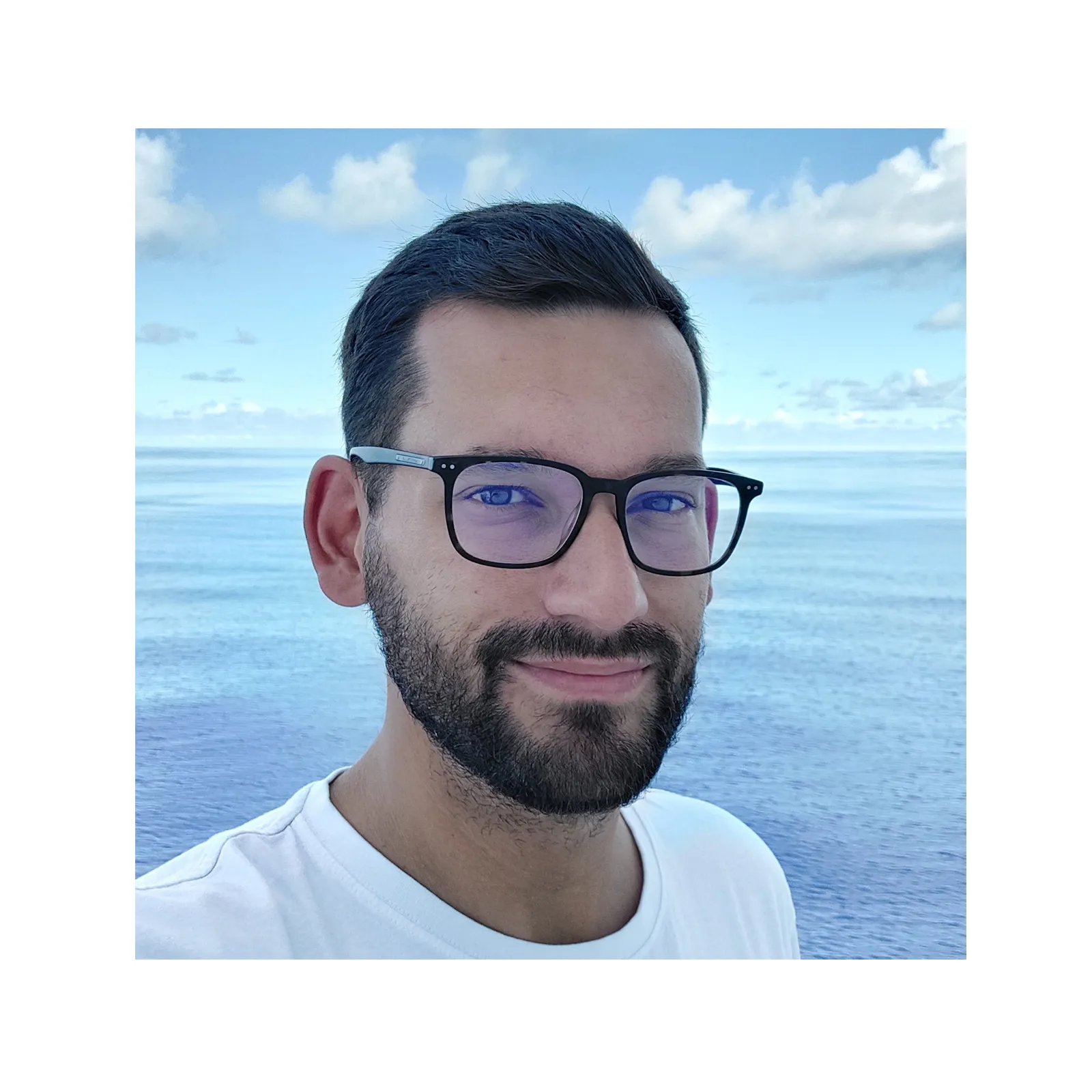 Adiunkt w Katedrze Geofizyki na Wydziale Oceanografii i Geografii Uniwersytetu Gdańskiego. W 2012 roku ukończył oceanografię (specjalność: geologia morza) na Uniwersytecie Gdańskim. W 2017 roku obronił doktorat z nauk o Ziemi na Uniwersytecie Kilońskim (Niemcy), realizowany we współpracy z GEOMAR Helmholtz Centre for Ocean Research Kiel. W 2022 roku ukończył studia podyplomowe z hydrografii w Akademii Marynarki Wojennej w Gdyni.  Specjalizuje się w geologii morza i hydrografii. Jego badania dotyczą procesów spreadingu dna oceanicznego, w tym wulkanizmu podmorskiego, tektoniki i procesów hydrotermalnych, a także wpływu lodowców na morfologię dna morskiego. W badaniach wykorzystuje dane batymetryczne i backscatter, próbki z dna morskiego (osady i skały) oraz obserwacje z użyciem systemów ROV, kamer opuszczanych i systemów OFOS w rejonie Atlantyku, Morza Bałtyckiego i Svalbardu. Brał udział w licznych krajowych i międzynarodowych rejsach badawczych oraz projektach naukowych. Jest autorem i współautorem publikacji z zakresu geologii morza i ekspertyz w zakresie geofizycznych badań podczas planowania infrastruktury energetycznej na morzu.