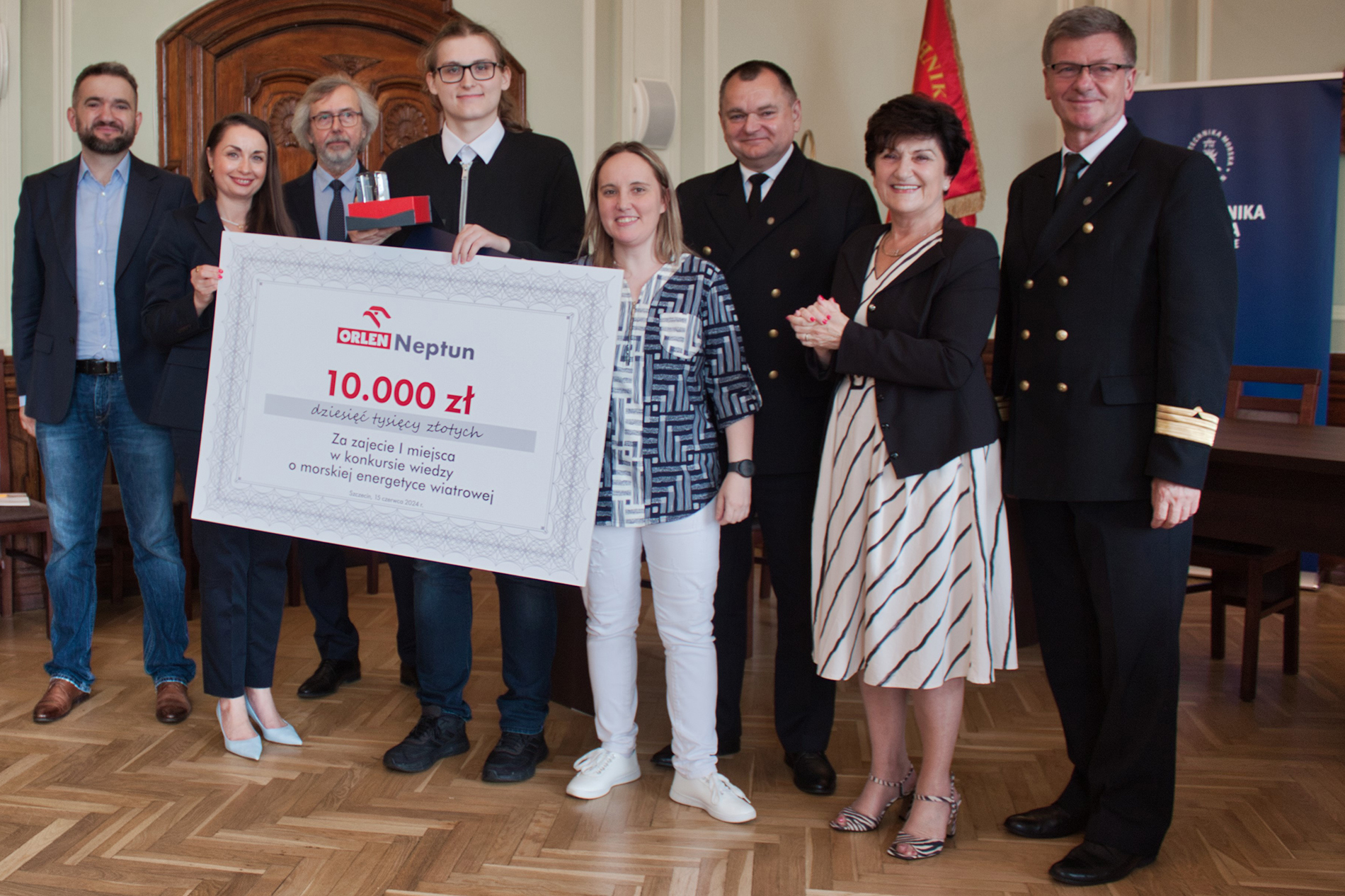 Laureat pierwszego miejsca w konkursie wiedzy wraz z przedstawicielami Orlen Neptun, Politechniki Morskiej oraz nauczycielami
