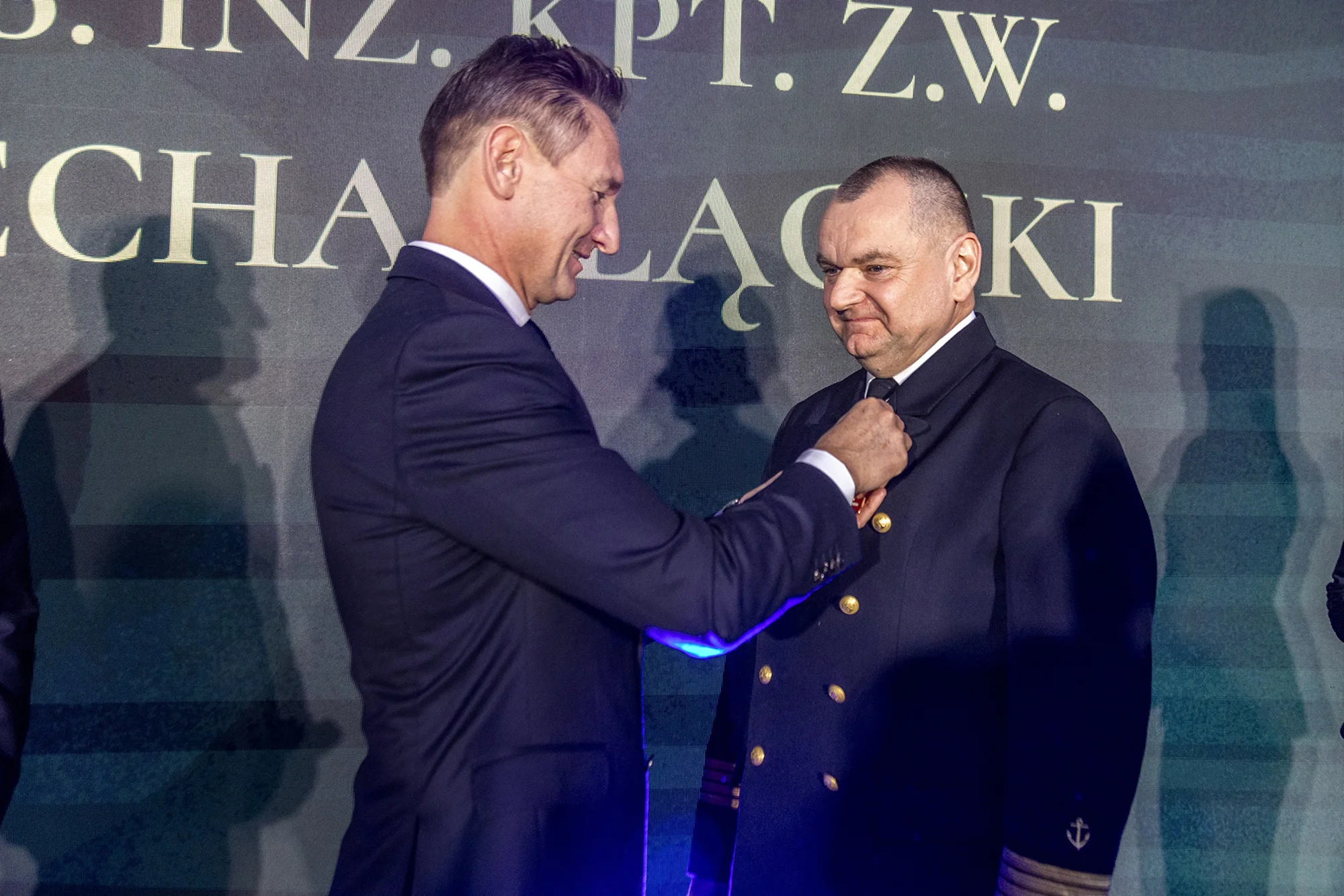Marszałek województwa zachodniopomorskiego przypina Rektorowi PM Wojciechowi Ślączce Złotą Odznakę Honorową Gryfa Zachodniopomorskiego