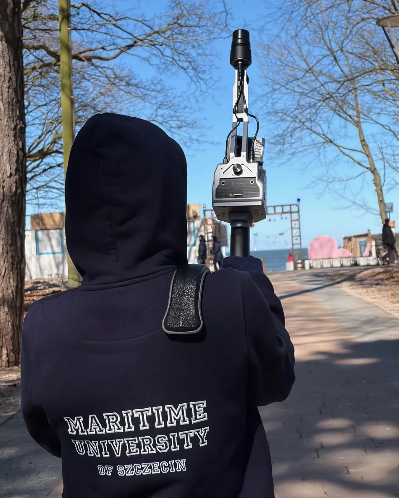 Student przeprowadza pomiary w parku