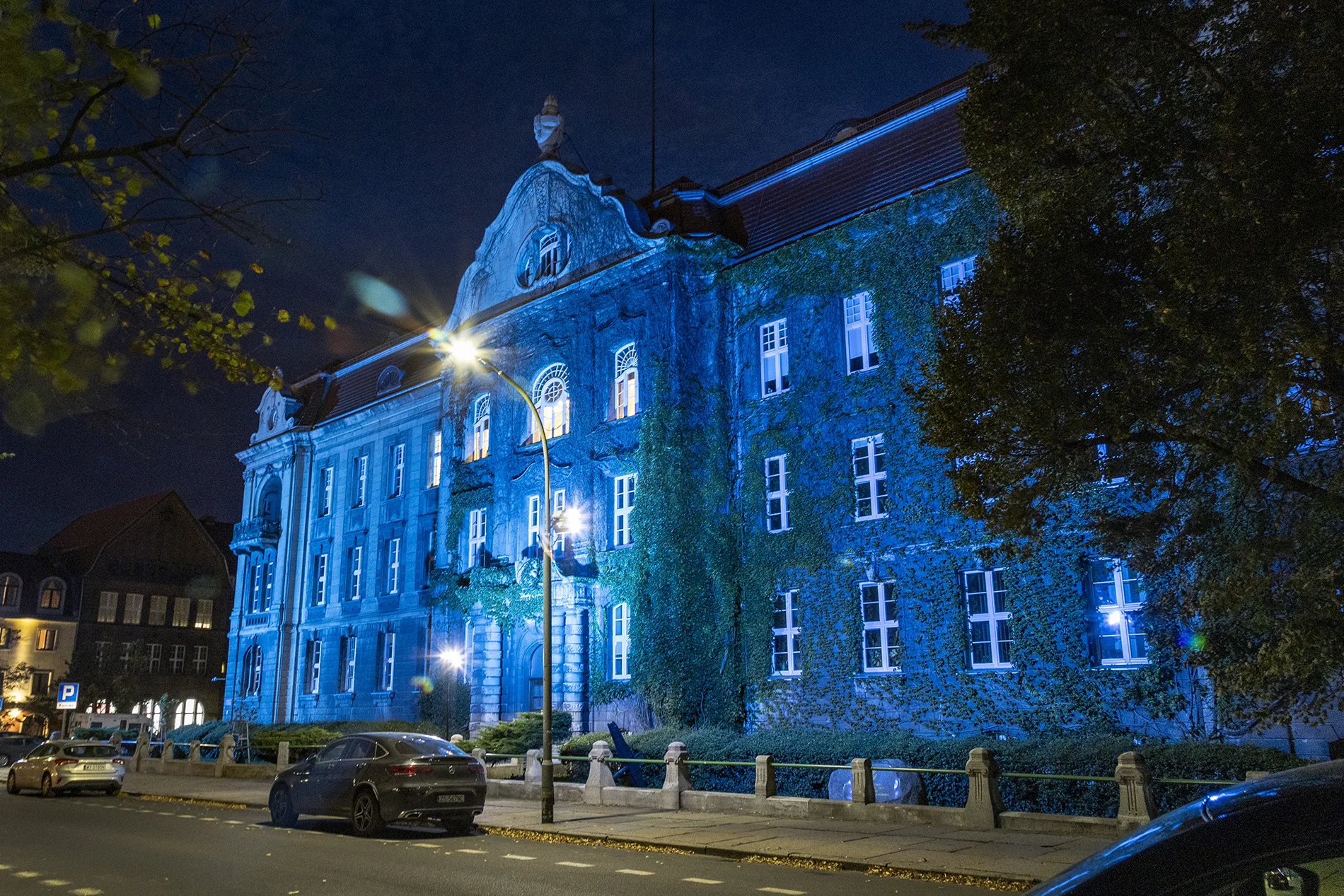 Budynek Politechniki Morskiej w Szczecinie podświetlony na niebiesko z okazji Światowego Dnia Morza 2025