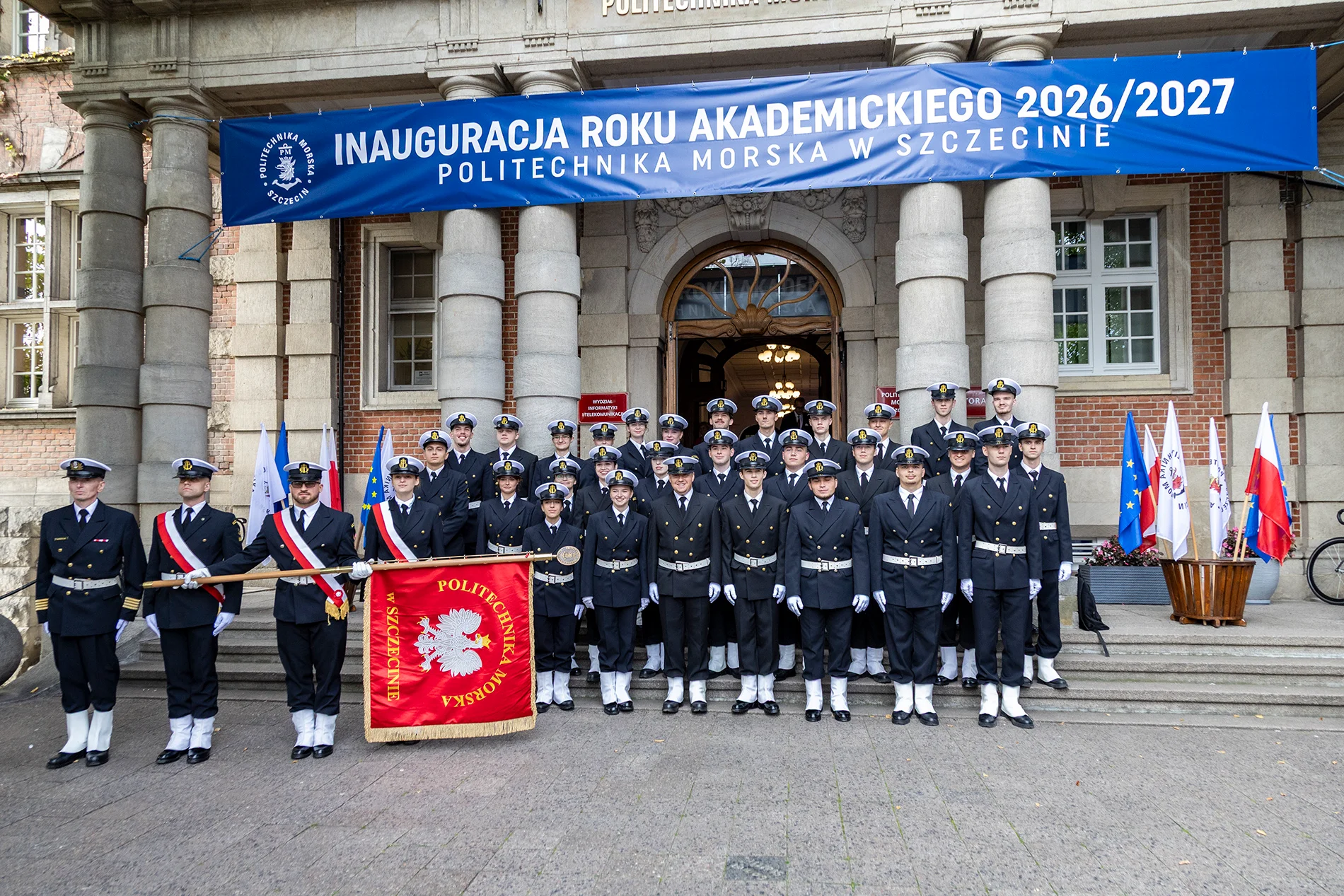 Studenci z Kompanii Honorowej Politechniki Morskiej w Szczecinie ustawiona w szeregu przed uczelnią 