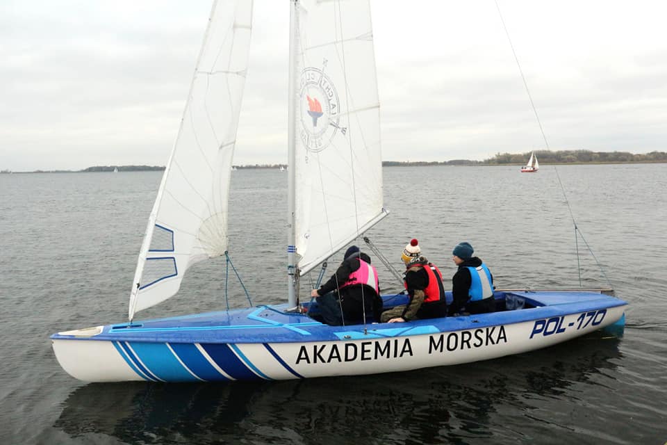 3 studentów z Jacht Klubu AMS na żaglówce podczas rejsu