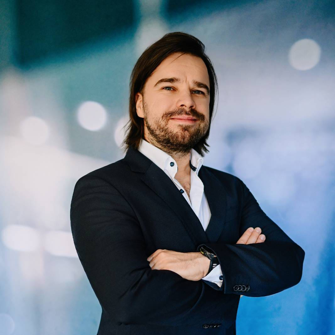 Pracownik Instytutu Nauk Geologicznych PAN specjalizuje się w geochemii i petrologii litosfery oceanicznej, oraz metalogenezie siarczków i konkrecji polimetalicznych na dnie oceanów. Jest jak dotąd jedynym polskim uczestnikiem ekspedycji International Ocean Discovery Program. Podczas IODP Expedition 360 na statku JOIDES Resolution (Grzbiet Zachodnioindyjski) współrealizował wiercenia w kierunku Moho (projekt SloMo).  Prowadził także badania na Atlantyku w polskim obszarze licencyjnym siarczków polimetalicznych na Grzbiecie Śródatlantyckim (R/V Ocean Titan, 2022), oraz na Pacyfiku: w strefie Interoceanmetal w Clarion-Clipperton z konkrecjami polimetalicznymi (M/V Anuanua Moana, 2024/2025). Realizował pobyty badawcze w IODP Kochi Core Repository w Japonii, MARUM w Bremie w Niemczech i Woods Hole Oceanographic Institution, z którymi współpracuje w odcinki Grzbietu Śródatlantyckiego w strefie licencji francuskiej (pierwszoautorskie artykuły w Geology i Geochimica et Cosmochimica Acta). Laureat InterRidge Fellowship, JSPS Fellowship (JAMSTEC) i stypendysta FNP START oraz ECORD.  Profesor wizytujący w China University of Geosciences Beijing (CUGB) i na Università degli Studi di Milano. Aktualny przewodniczący ustanowionej w 1962 roku Commission on Ore Mineralogy (COM) of the International Mineralogical Association (IMA). Doktorat uzyskał na Leibniz Universität Hannover w Niemczech.