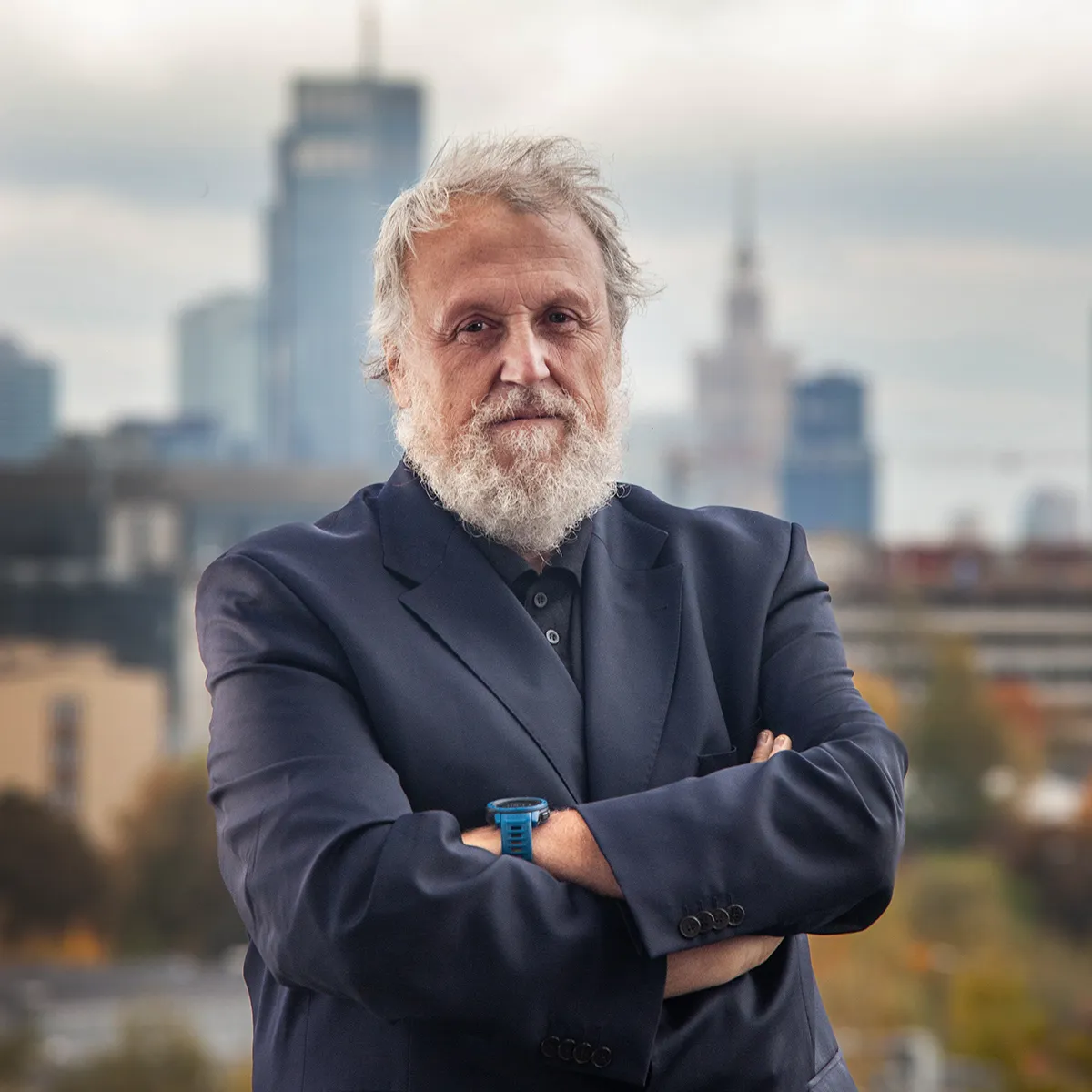 Biofizyk, chemik fizyczny i biolog molekularny, profesor nauk biologicznych, od 2019 r. dyrektor Instytut Biochemii i Biofizyki PAN. Specjalizuje się w badaniach struktury, oraz oddziaływań biomolekuł. W pracy łączy zaawansowane metody eksperymentalne analizy procesów molekularnych, w tym NMR, kalorymetrię (ITC, DSC) oraz MST i DSF z modelowaniem molekularnym i analizą numeryczną. Studia ukończył na Wydziale Fizyki Uniwersytetu Warszawskiego. W Instytucie Biochemii i Biofizyki PAN uzyskał w 1996 r. stopień doktora, w 2005 r. habilitację, a w 2013 r. tytuł profesora. W latach 1995–2010 pracował w Zakładzie Kalorymetrii Instytutu Chemii Fizycznej PAN, prowadząc badania termodynamiczne nad solwatacją. Istotnym elementem jego kariery jest doświadczenie międzynarodowe – odbył staże naukowe we Francji: w Institut de Biologie Structurale CNRS (1995) oraz staż podoktorski w Centre de Biophysique Moléculaire, CNRS (1996–1998). Aktywnie uczestniczy w międzynarodowej współpracy naukowej oraz realizacji projektów badawczych. Autor ponad 160 publikacji naukowych, cytowanych blisko 3000 razy. Od 2024 r. członek Komitetu Biologii Molekularnej Komórki PAN.