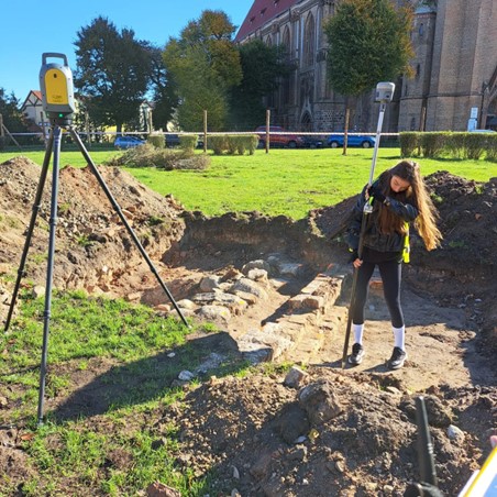 Studentka dokonuje pomiarów podczas wizyty Koła Naukowego Metiri w Chojnie