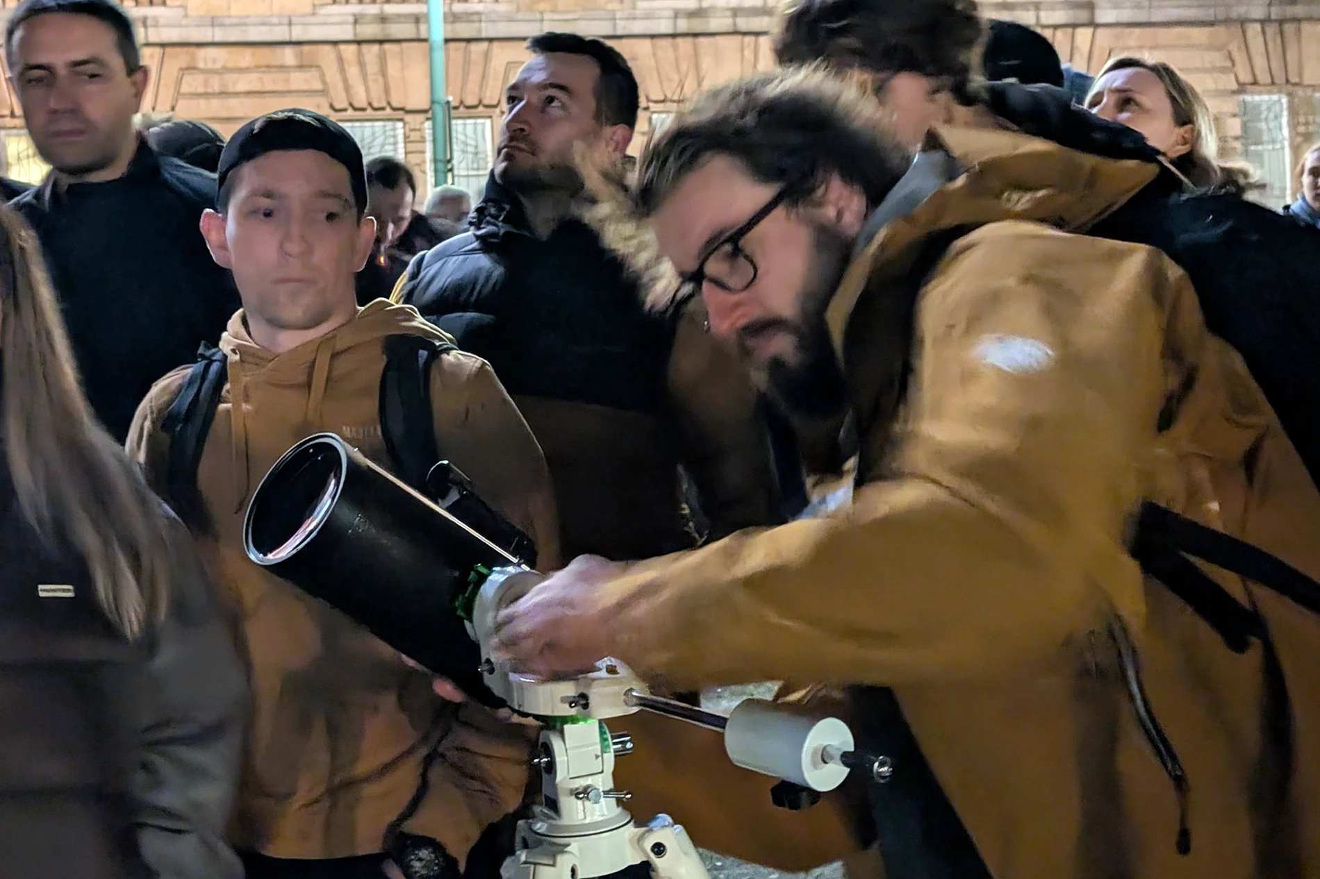 Uczestnicy wykładu Karola Wójcickiego na Wałach Chrobrego oglądają niebo przez teleskop