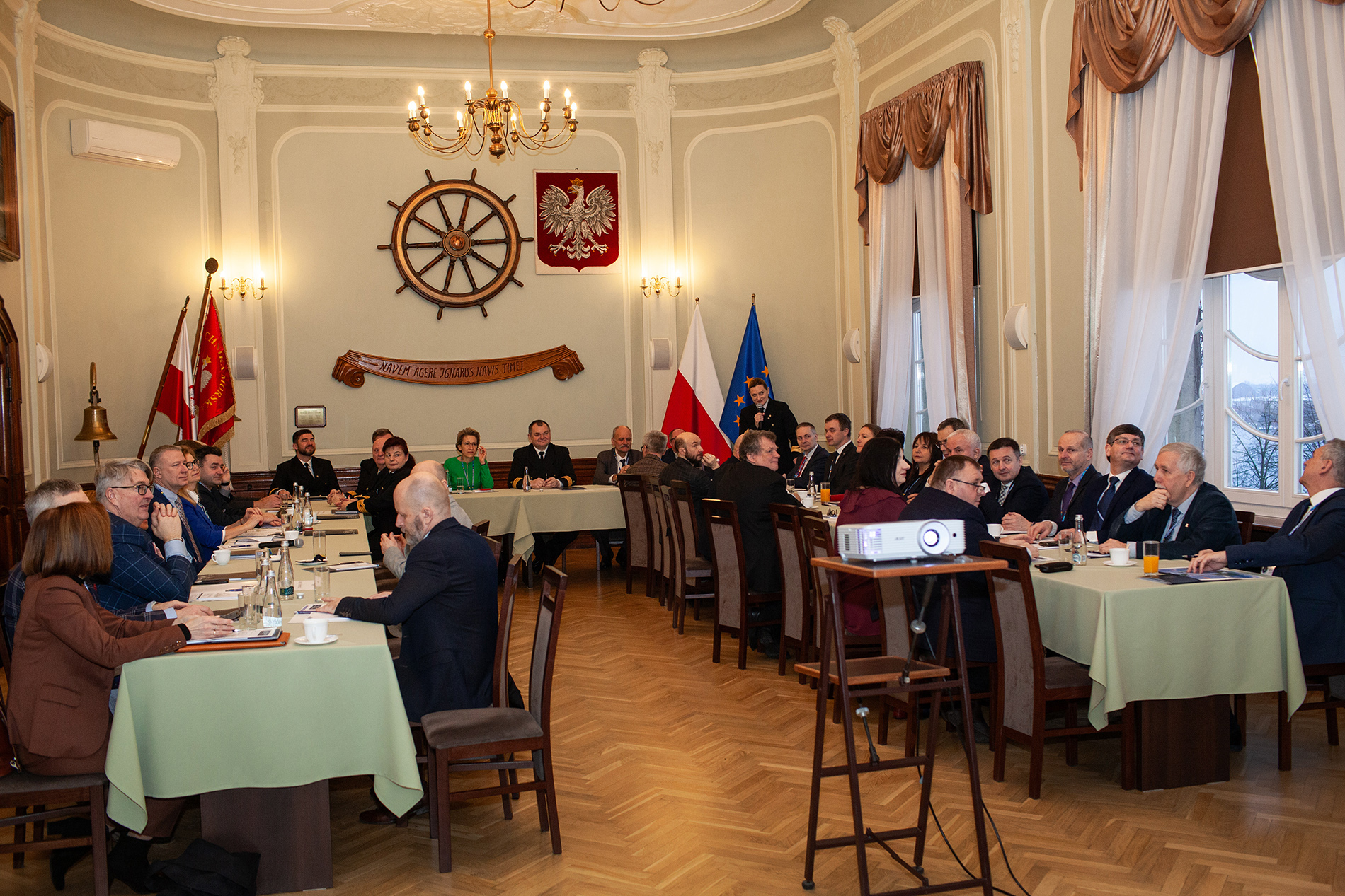 Prorektor ds.  kształcenia PM Agnieszka Deja przemawia na rozpoczęcie konferencji do uczestników w Sali Senatu