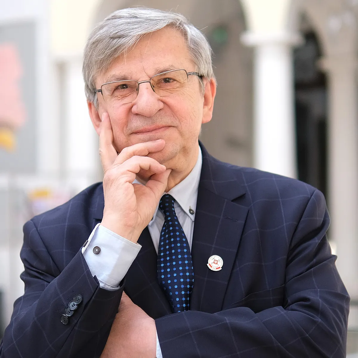 Dyrektor Państwowego Instytutu Geologicznego – Państwowego Instytutu Badawczego. Absolwent Uniwersytetu Warszawskiego – Wydział Geologii oraz Wydział Zarządzania. Doktorat uzyskał w 1985 r., habilitację w 2003 r., a tytuł profesora w 2012 r. Profesor nadzwyczajny UW, pracownik naukowy Wydziału Geologii, w latach 2020–2024 kierownik Katedry Geologii Złożowej i Gospodarczej.  Obecnie przewodniczący Rady Gospodarowania Zasobami Ziemi powołanej w 2024 r. przez Ministra Klimatu i Środowiska. Członek Międzyresortowego Zespołu ds. przeciwdziałania zagrożeniom zapadlisk i podtopień w rejonie Trzebini i Olkusza; zespołu ds. rozwoju bazy ekspertów NCBR oraz rad naukowych IGSMiE PAN i IOŚ–PIB. Członek Komitetu Nauk Geologicznych PAN.  W latach 1994–1997, 2001–2002, 2003–2005 pełnił funkcję sekretarza i podsekretarza stanu, Głównego Geologa Kraju w ministerstwie właściwym ds. środowiska. Był także dyrektorem departamentu (1997–2001) w Kancelarii Prezydenta RP odpowiedzialnym za bezpieczeństwo energetyczne i surowcowe oraz zarządzanie kryzysowe.  Zasiadał w radach nadzorczych m.in. KGHM Polska Miedź, KGHM Metale, Petrobaltic, Geofizyka Kraków i Nafty Polskiej. Przewodniczył Radzie Geologicznej przy Ministrze Środowiska oraz Radzie Nadzorczej NFOŚiGW. Autor około 300 publikacji naukowych z zakresu geologii gospodarczej, geologii złóż oraz prawa geologicznego i górniczego.