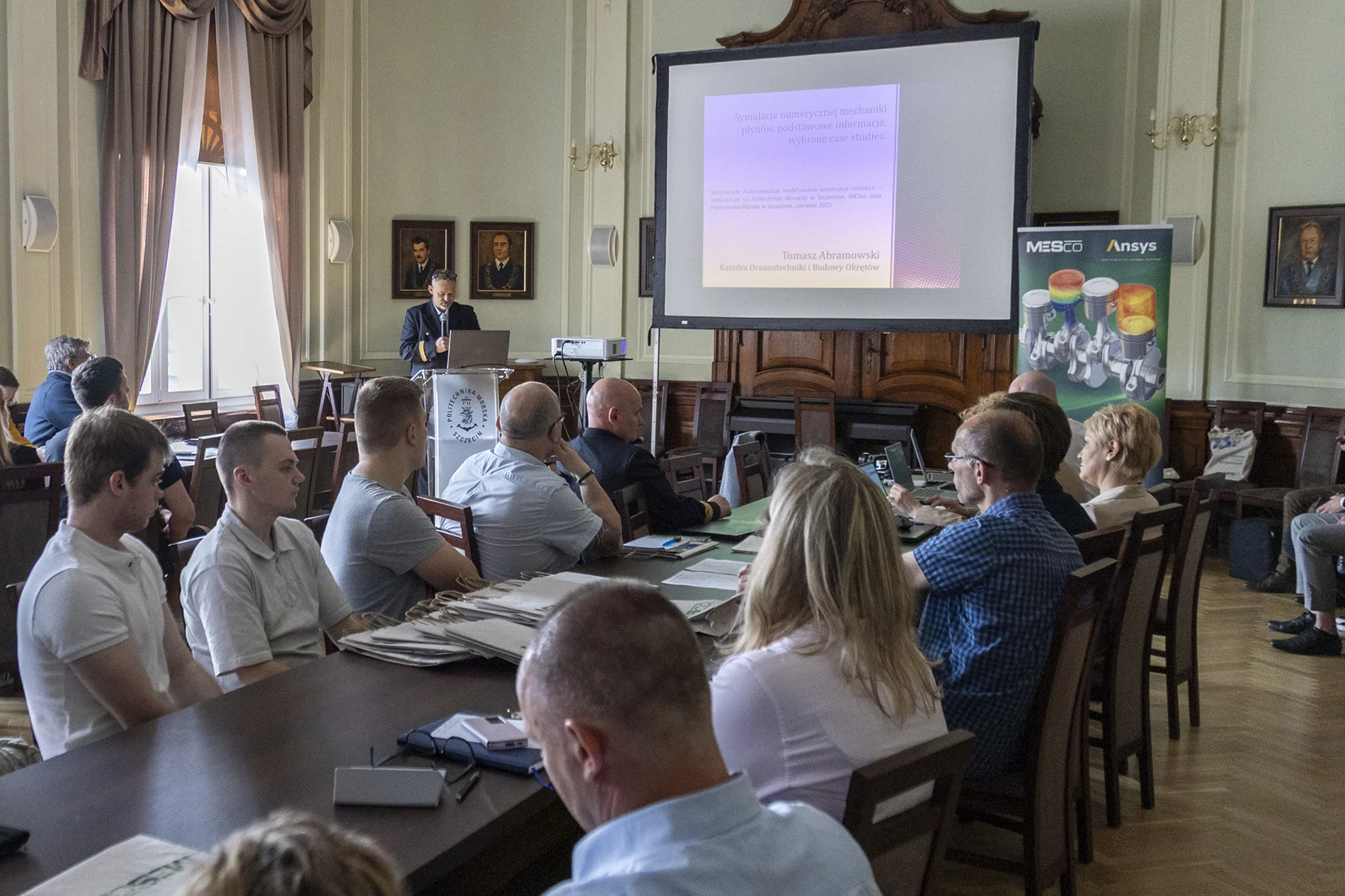 Tomasz Abramowski przemawia na seminarium do zgromadzonych gości