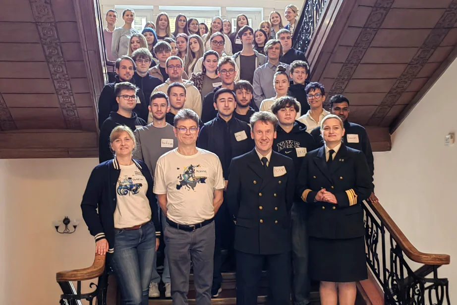 Uczestnicy międzynarodowych rozgrywek biznesowych - zdjęcie grupowe