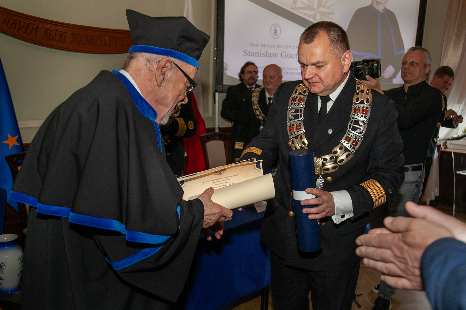 Prof. Statnisław Gucma przyjmuje tytuł doktora honoris causa z rąk JM Rektora Wojciecha Ślączki