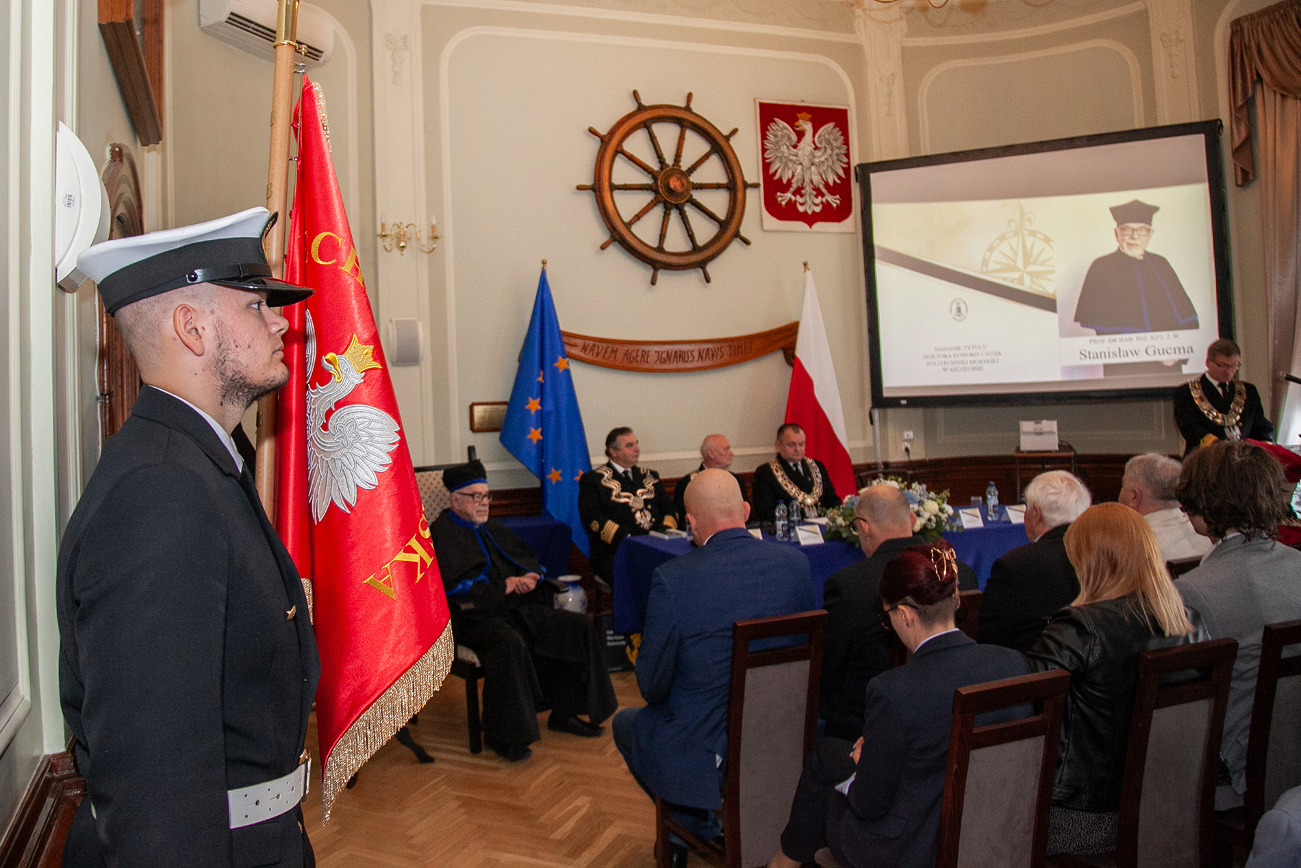 Poczet Sztandarowy KH w Sali Senatu PM podczas uroczystości nadania doktoratu honoris causa