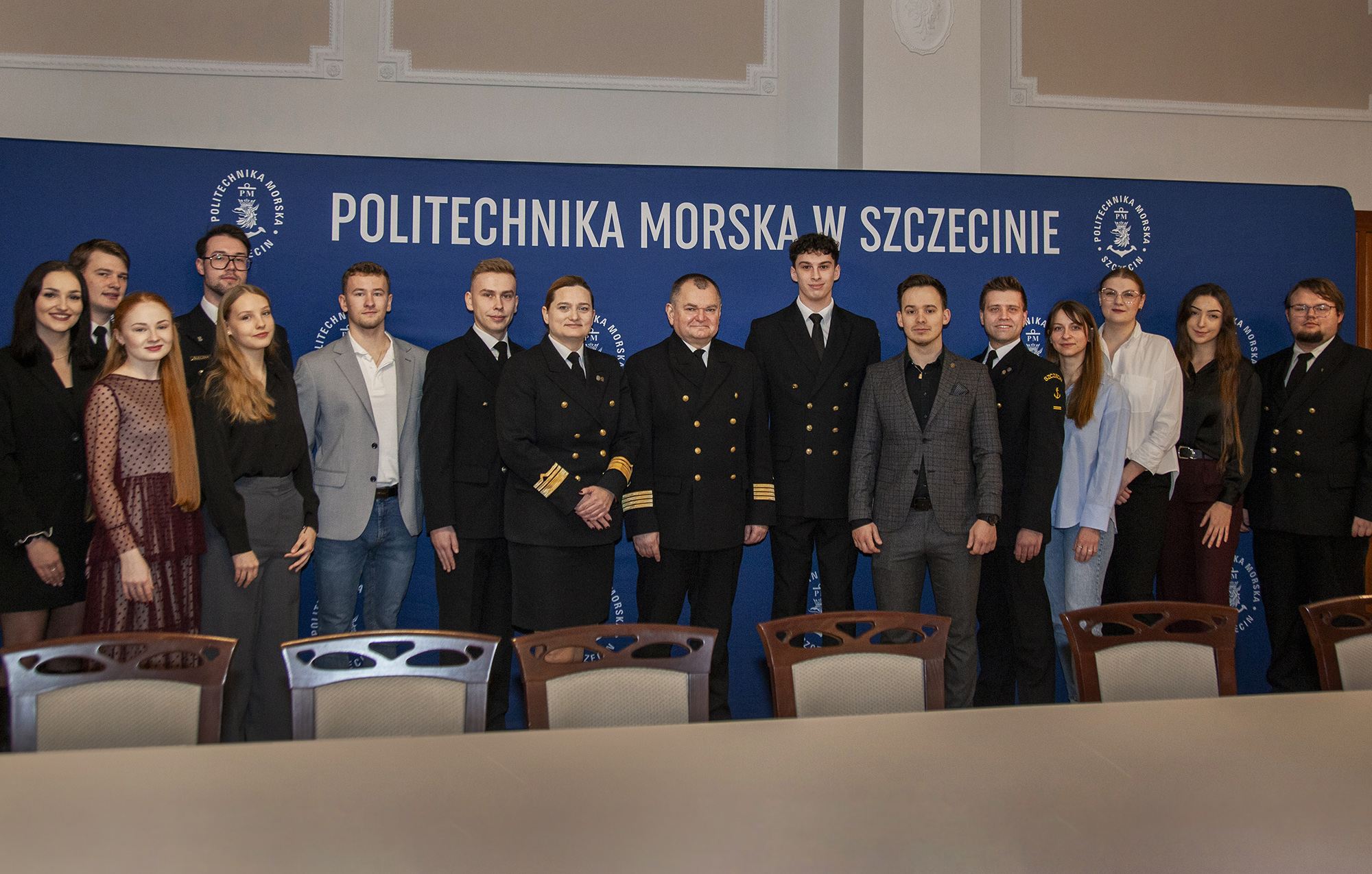 JM Rektor PM Wojciech Ślączka, Prorektor ds. studenckich Agnieszka Deja i nagrodzeni studenci