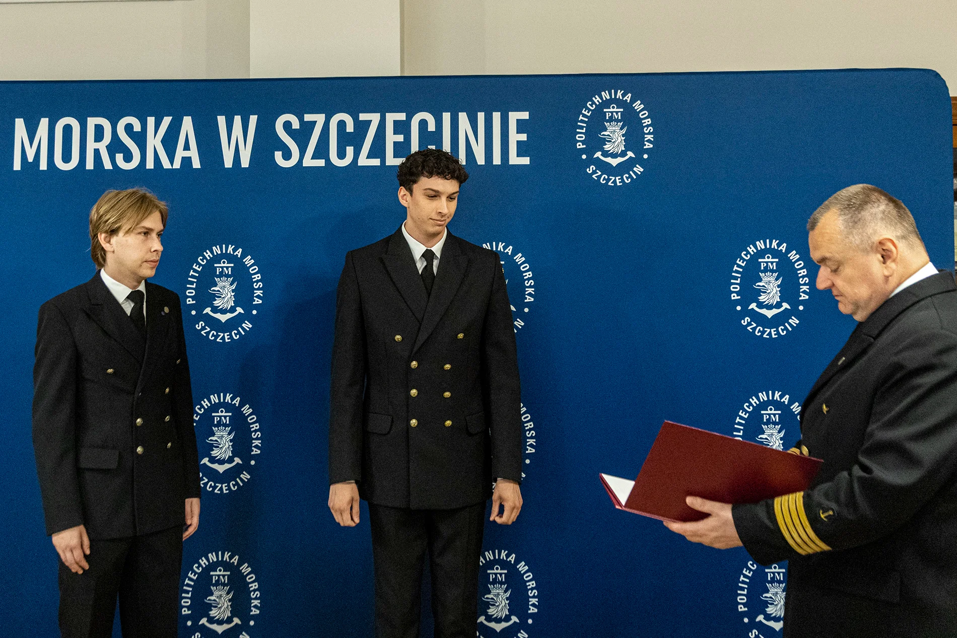  Rektor PM Wojciech Ślączka gratuluje studentom, którzy otrzymali stypendium Ministra infrastruktury Dariusza Klimczaka