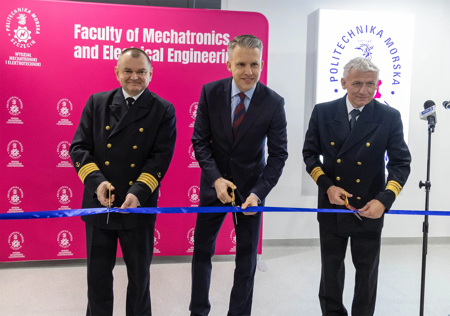 Od lewej: JM Rektor PM Wojciech Ślączka, Sekretarz stanu w Ministerstwie Infrastruktury Arkadiusz Marchewka, Dziekan Wydziału Mechatroniki i Elektrotechniki Politechniki Morskiej Maciej Kozak podczas przecinania wstęgi