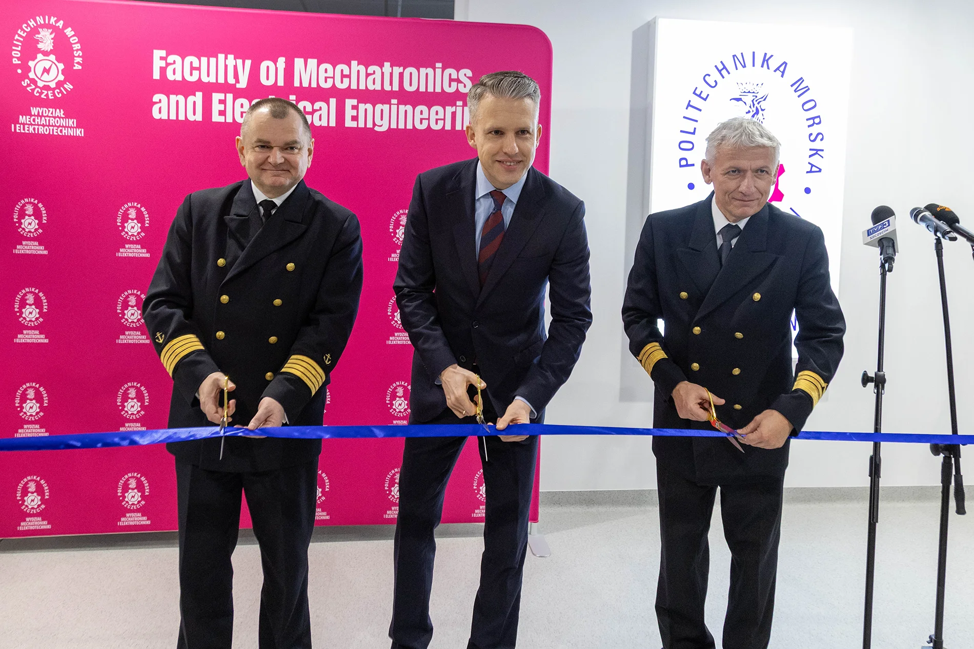 Rektor PM Wojciech Ślączka, Sekretarz stanu w Ministerstwie Infrastruktury Arkadiusz Marchewka, Dziekan Wydziału Mechatroniki i Elektrotechniki Politechniki Morskiej Maciej Kozak podczas przecinania wstęgi