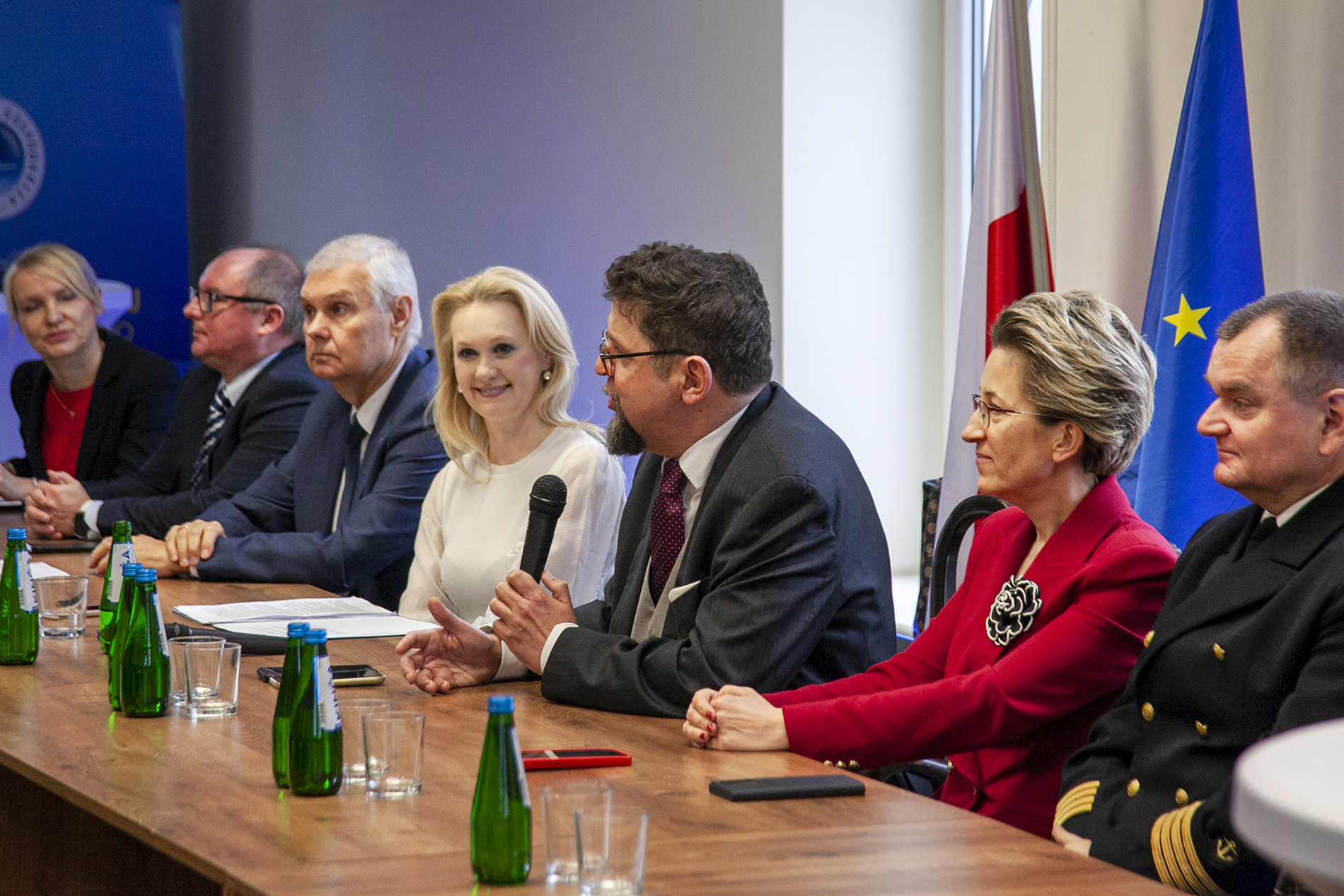 Uczestnicy dyskusji w PIG przy stole konferencyjnym w siedzibie Północnej Izby Gospodarczej 