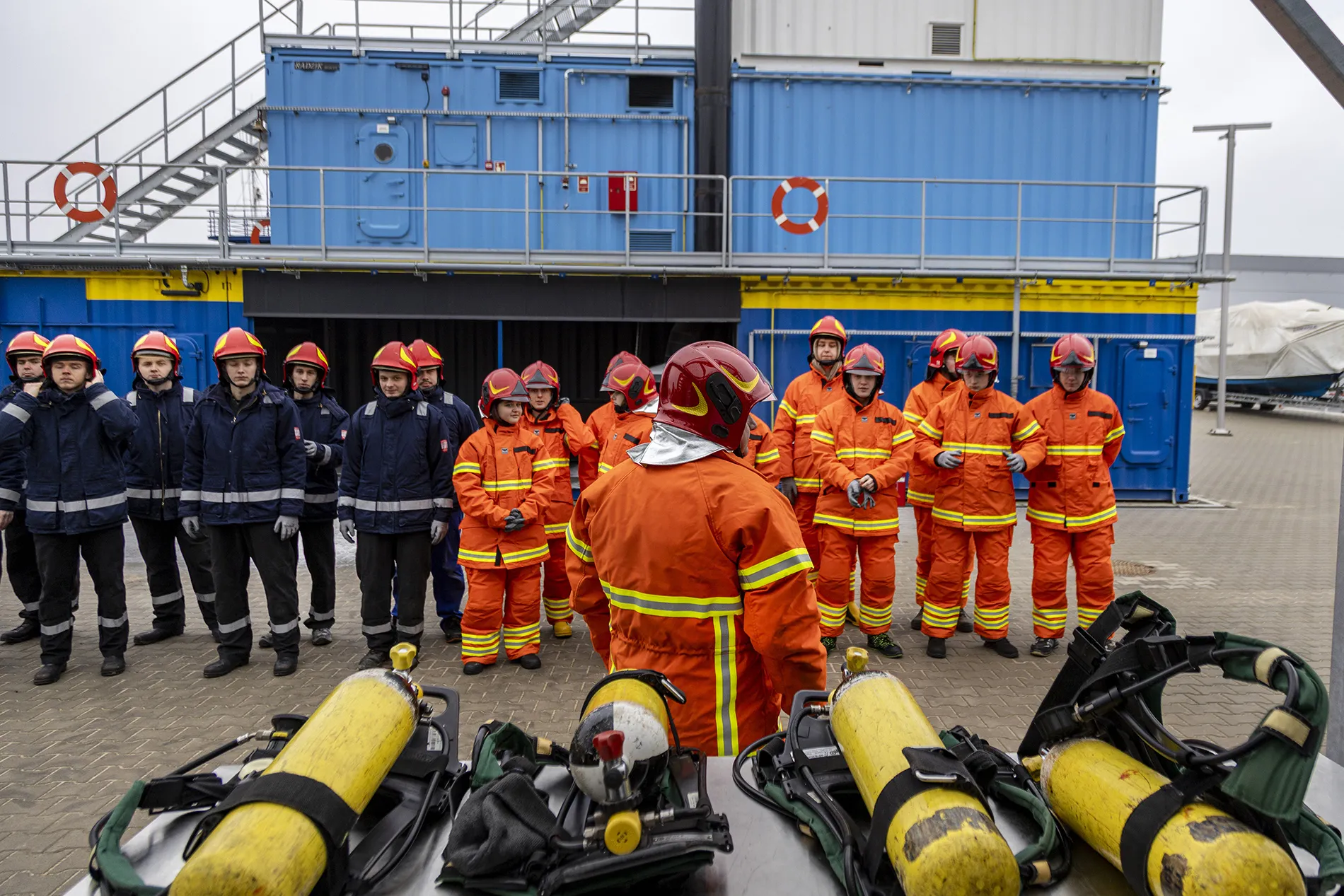 Grupa studentów PM na zbiórce przed ćwiczeniami w komorze rozgorzeniowo-dymowej