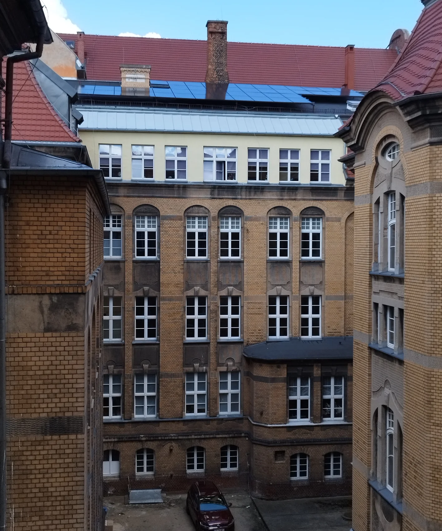 Panele fotowoltaiczne na dachu budynku Półtechniki Morskiej w Szczecinie