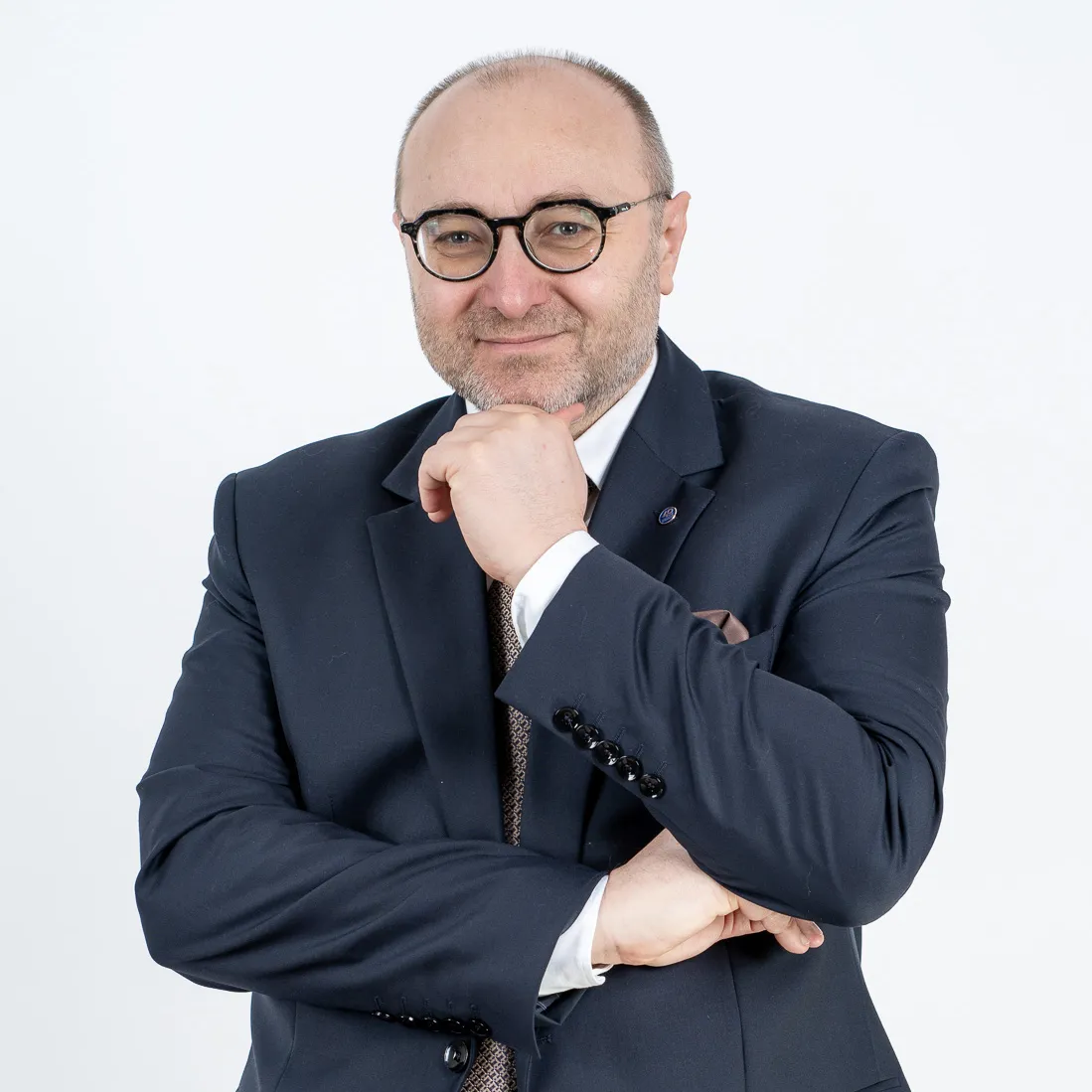 Geograf, dyrektor Instytutu Nauk o Morzu i Środowisku Uniwersytetu Szczecińskiego. Specjalizuje się w badaniach procesów zachodzących w morskiej strefie brzegowej, w szczególności w analizie zagrożeń naturalnych, erozji wybrzeży oraz wpływu zmian klimatu na obszary nadmorskie. Kieruje Zespołem Monitoringu Morskiej Strefy Brzegowej oraz międzyuczelnianą grupą Baltic Coastal Monitoring Team, integrującą potencjał badawczy środowiska naukowego Szczecina.  Jest autorem i współautorem 35 publikacji indeksowanych w bazie Web of Science (indeks Hirscha: 16), kierownikiem projektów krajowych i międzynarodowych, w tym finansowanych w programach Narodowego Centrum Nauki oraz Horyzont Europa, o łącznej wartości ok. 12 mln PLN. Współpracuje z ośrodkami badawczymi w Europie, USA i Nowej Zelandii, pełni funkcje eksperckie m.in. przy Joint Research Centre Komisji Europejskiej oraz jest członkiem Rady Naukowej IMGW-PIB. Ekspert w obszarze systemów geoinformacyjnych i analiz przestrzennych. Współtwórca wielu narzędzi i systemów informatycznych wykorzystywanych w analizach dynamiki środowiska morskiej strefy brzegowej.