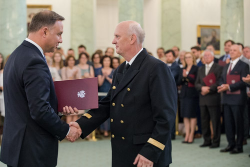 Uroczystość wręczenia nominacji profesorskich. Na zdjęciu (od lewej): Prezydent Rzeczypospolitej Polskiej Andrzej Duda, prof. Zbigniew Pietrzykowski.