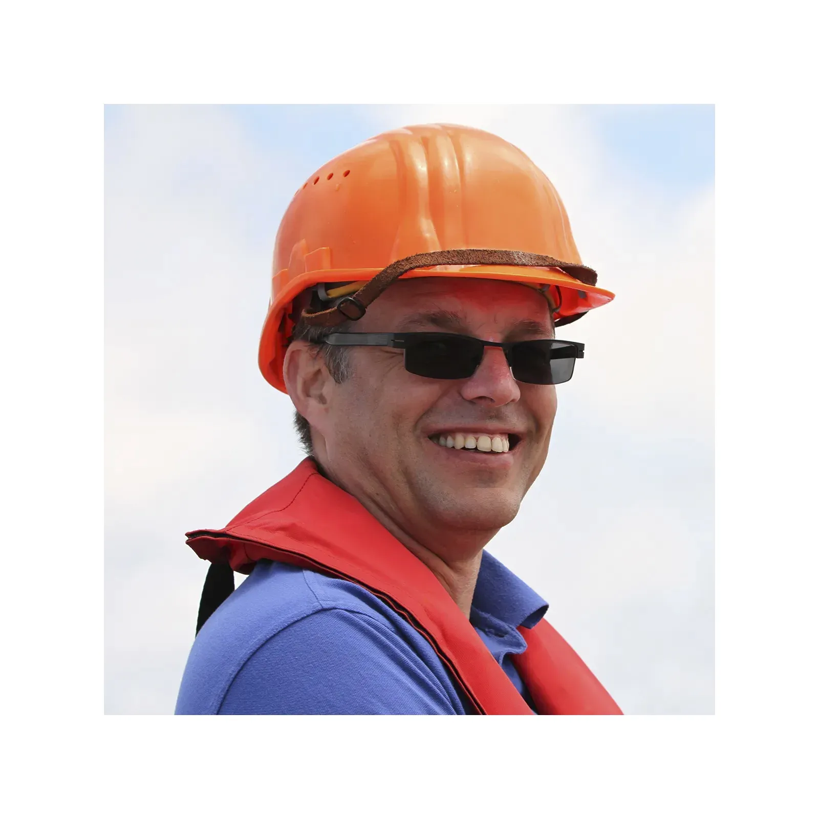 Profesor w Instytucie Oceanologii Polskiej Akademii Nauk w Sopocie, gdzie pracuje w Pracowni Teledetekcji Morza (Remote Sensing Laboratory). Specjalizuje się w optyce morza, a szczególnie w badaniach nad ilościowymi zależnościami pomiędzy rzeczywistymi i pozornymi właściwościami optycznymi wód morskich a optycznie istotnymi składowymi wody morskiej. W centrum jego zainteresowań znajdują się rozpuszczone i zawieszone w toni morskiej formy węgla organicznego posiadające właściwości optyczne w widzialnym i ultrafioletowym zakresie widma promieniowanie elektromagnetycznego. Bada m.in. przy zastosowaniu instrumentów optycznych w pomiarach terenowych i danych satelitarnych zmienność stężeń rozpuszczonych i zawieszonych form węgla organicznego w Morzu Bałtyckim, Oceanie Atlantyckim i Arktycznym. Uczestniczy w badaniach podczas rejsów naukowo-badawczych na polskich i zagranicznych statkach badawczych. Laureat licznych stypendiów, kierownik wielu projektów ukierunkowanych na badania podstawowe (m.in. NCN: OPUS, EU HORYZONT 2020: Eurofleets, Eurofleets +, ECOTIP, Horizon Europe: SeaQuester oraz Norway Grants: CDOM-HEAT) i aplikacyjne (NCBiR: JPI-Ocean).  Jest autorem i współautorem kilkudziesięciu artykułów opublikowanych w renomowanych, międzynarodowych czasopismach naukowych. Kieruje projektem OPUS-26, którego celem jest określenie optycznych wskaźników istotnych zmiennych biogeochemicznych w wodach szelfu północno-wschodniej Grenlandii.    W swojej pracy łączy badania podstawowe w dziedzinie oceanografii z ich praktycznym zastosowaniem w rozwijaniu satelitarnych technik obserwacji Ziemi i jej środowiska przyrodniczego. Badania te mają zastosowanie w obserwacji zachodzących zmian klimatu i ich następstw, oraz mogą pozwolić na opracowania możliwych strategii dostosowawczych. W grudniu 2024 został powołany do Rady Narodowego Centrum Nauki na czteroletnią kadencję.