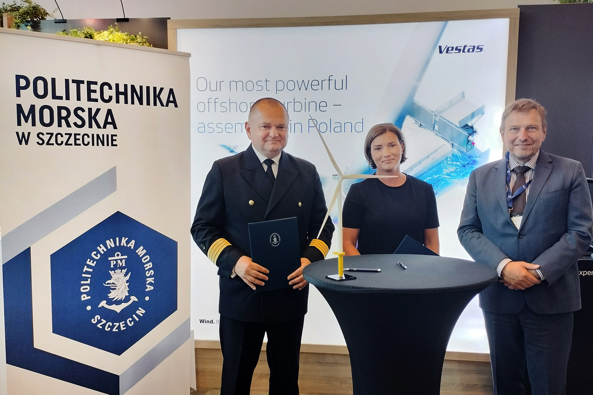 Od lewej: Rektor Politechniki Morskiej w Szczecinie Wojciech Ślączka, Kierownik ds. publicznych firmy Vestas Jagna Kubańska– Łyczakowska oraz Ambasador Królestwa Danii w Polsce Ole Toft podczas Konferencji PSEW 2023