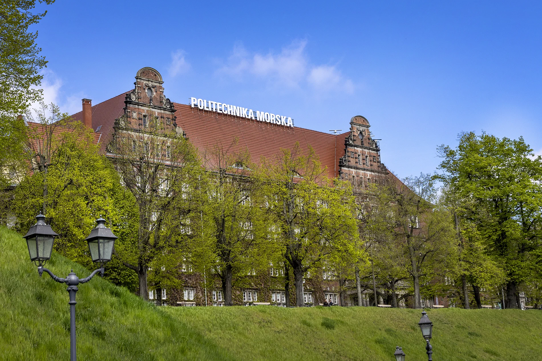 Budynek Politechniki Morskiej w Szczecinie wiosną