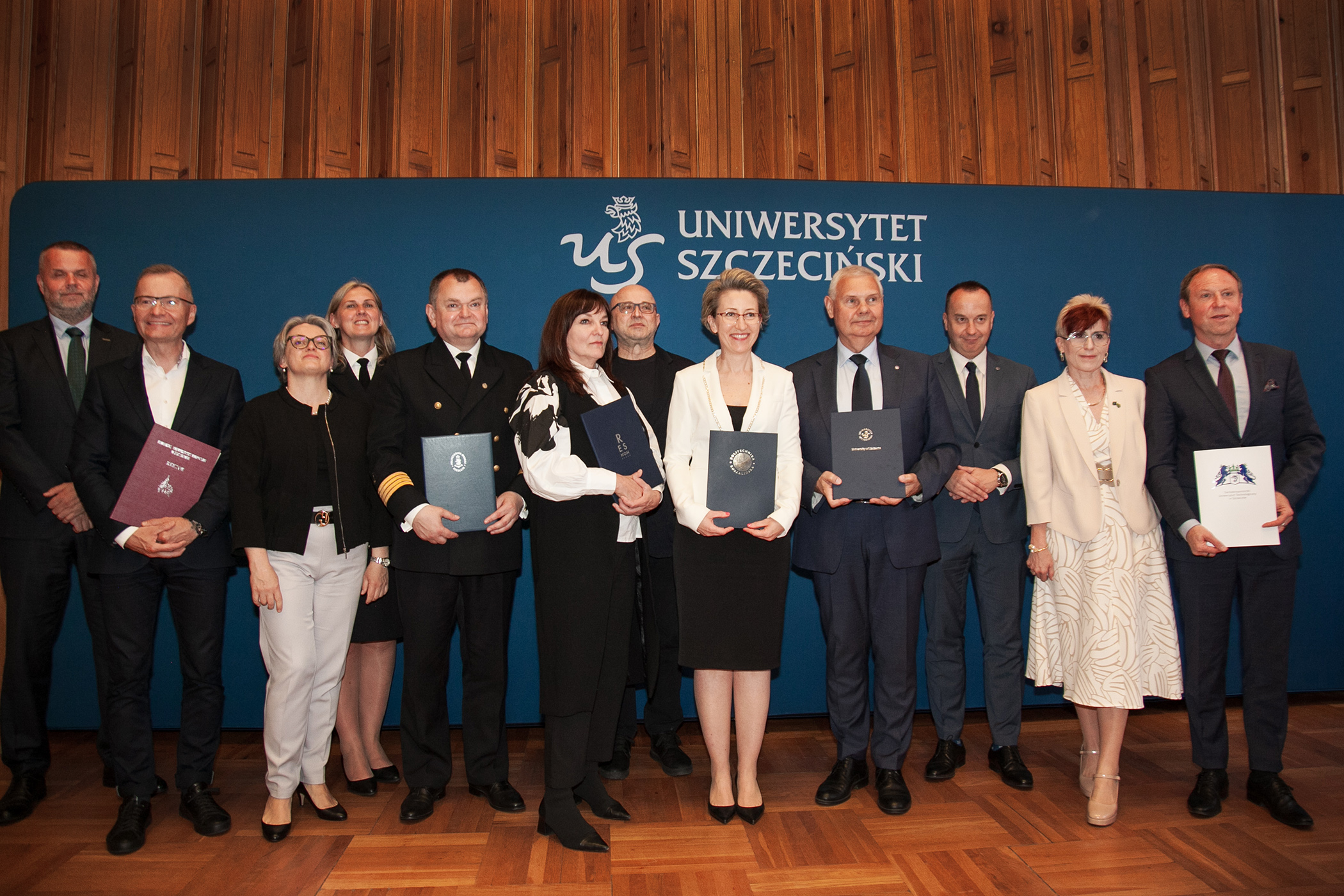 Rektorzy uczelni i dyrektorzy szkół doktorskich prezentują podpisane porozumienie o współpracy 
