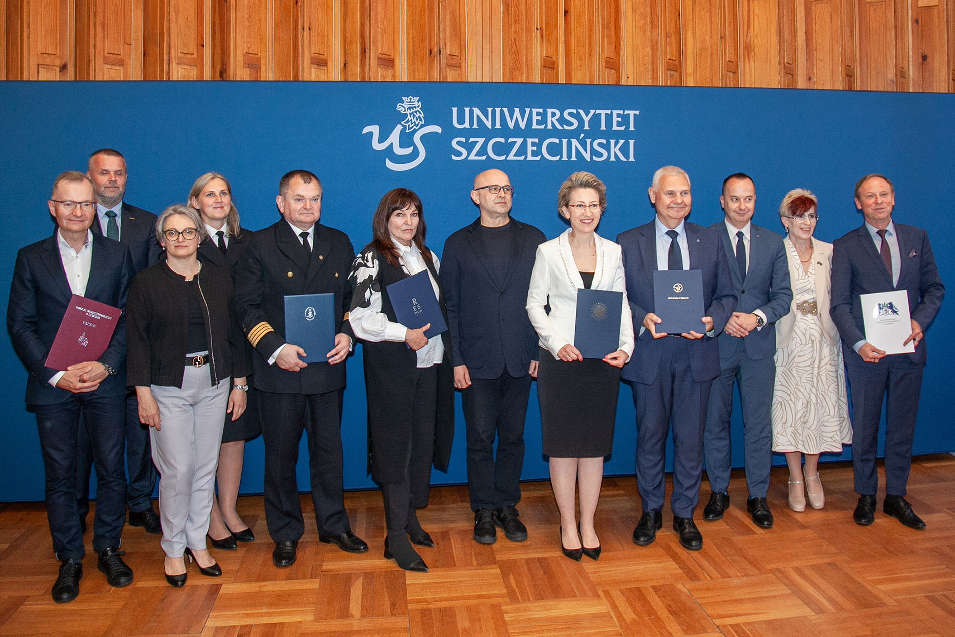 Rektorzy uczelni i dyrektorzy szkół doktorskich prezentują podpisane porozumienie o współpracy