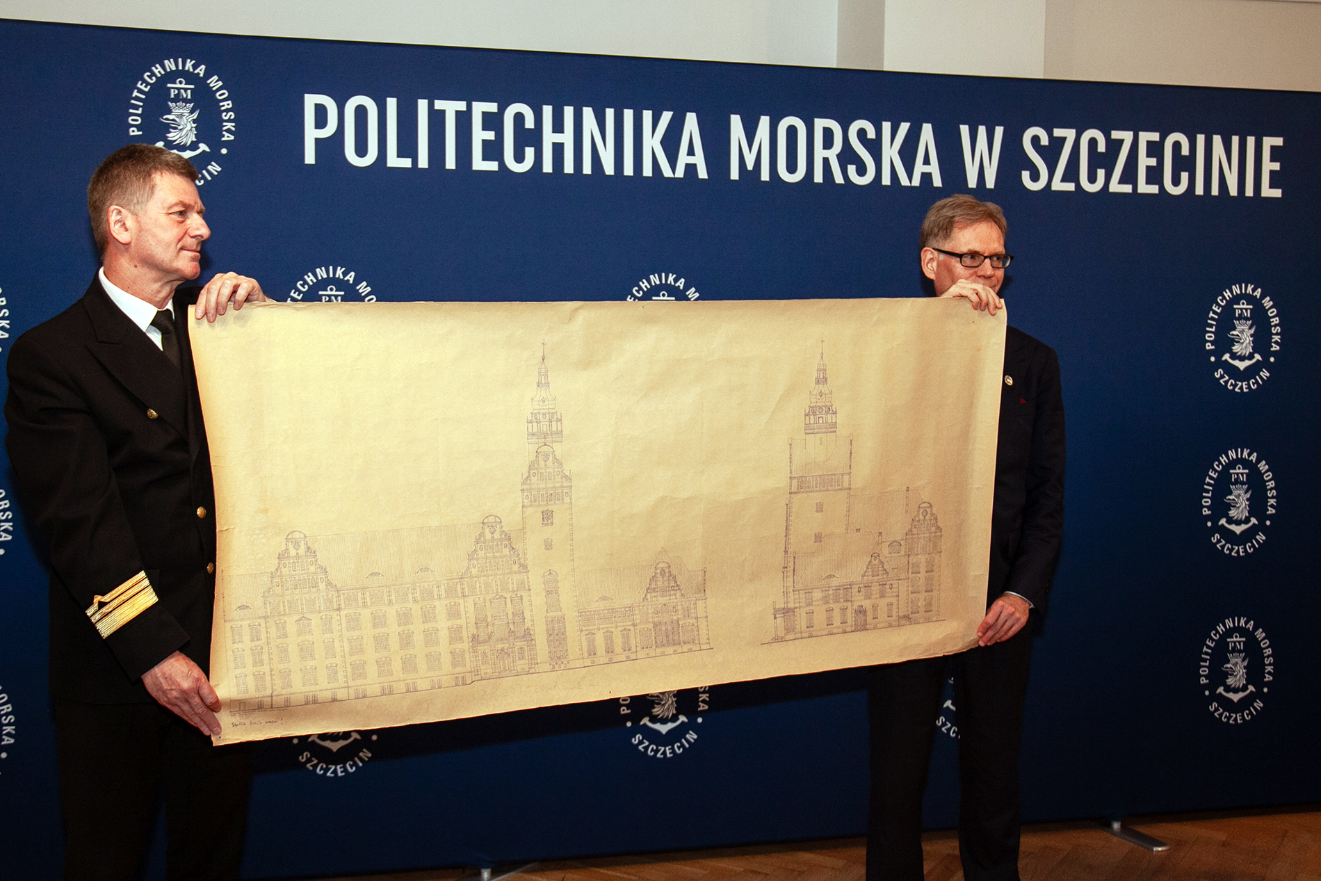 Prorektor ds. nauki Artur Bejger i dyrektor Archiwum Państwowego w Szczecinie prezentują plan budynku PM z roku 1914