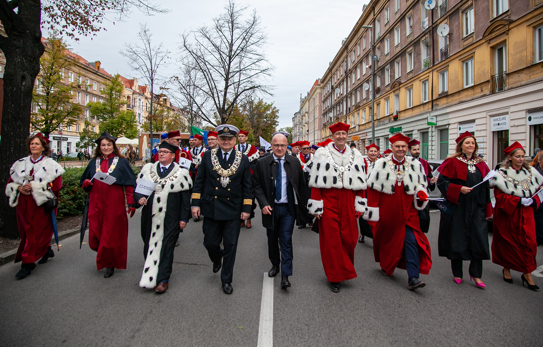 Rektorzy szczecińskich uczelni i Prezydent Miasta Szczecina na czele Spacerku na Uniwerek 