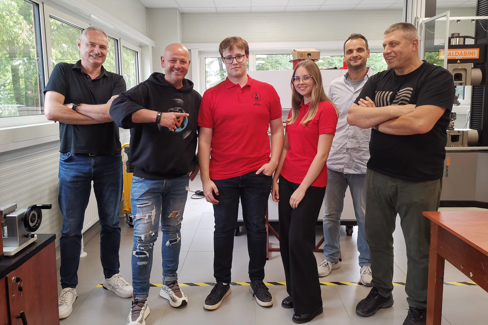 Studenci Wydziału Mechanicznego PM z pracownikami TVN Turbo