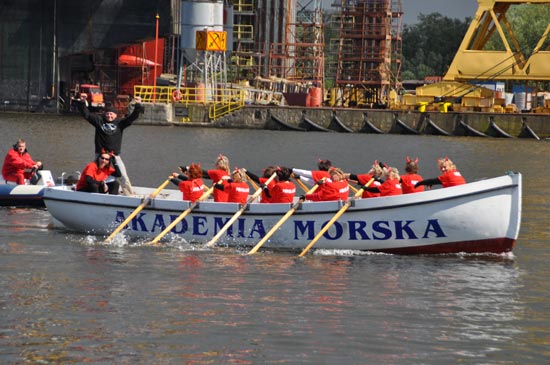 Załoga Akademii Morskiej w Szczecinie w szalupie na Odrze podczas "Szalupiady"