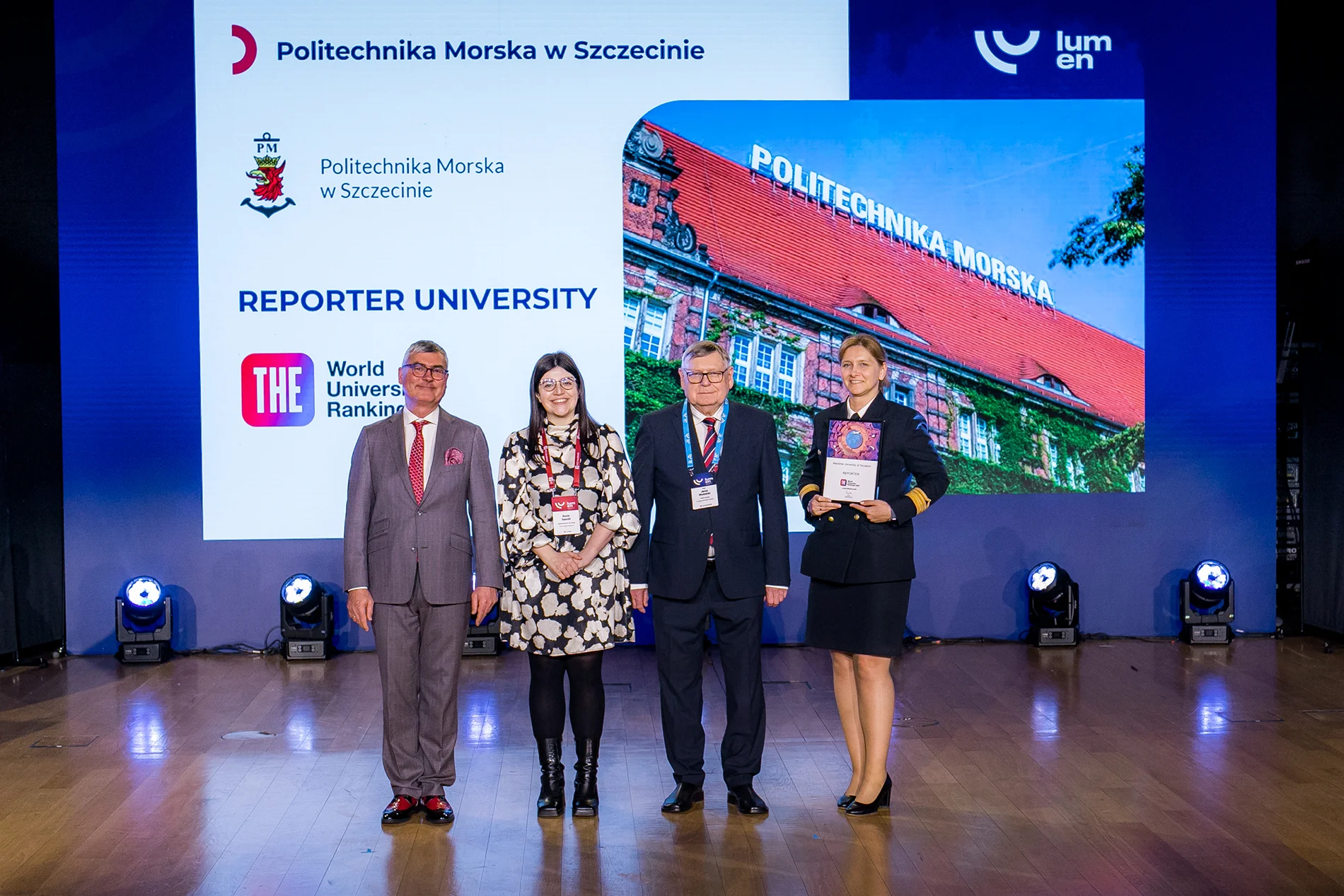 Prorektor PM ds. kształcenia i Rozwoju Izabela Bodus-Olkowska z organizatorami po odebraniu certyfikatu dla PM, fot. PCG Academia